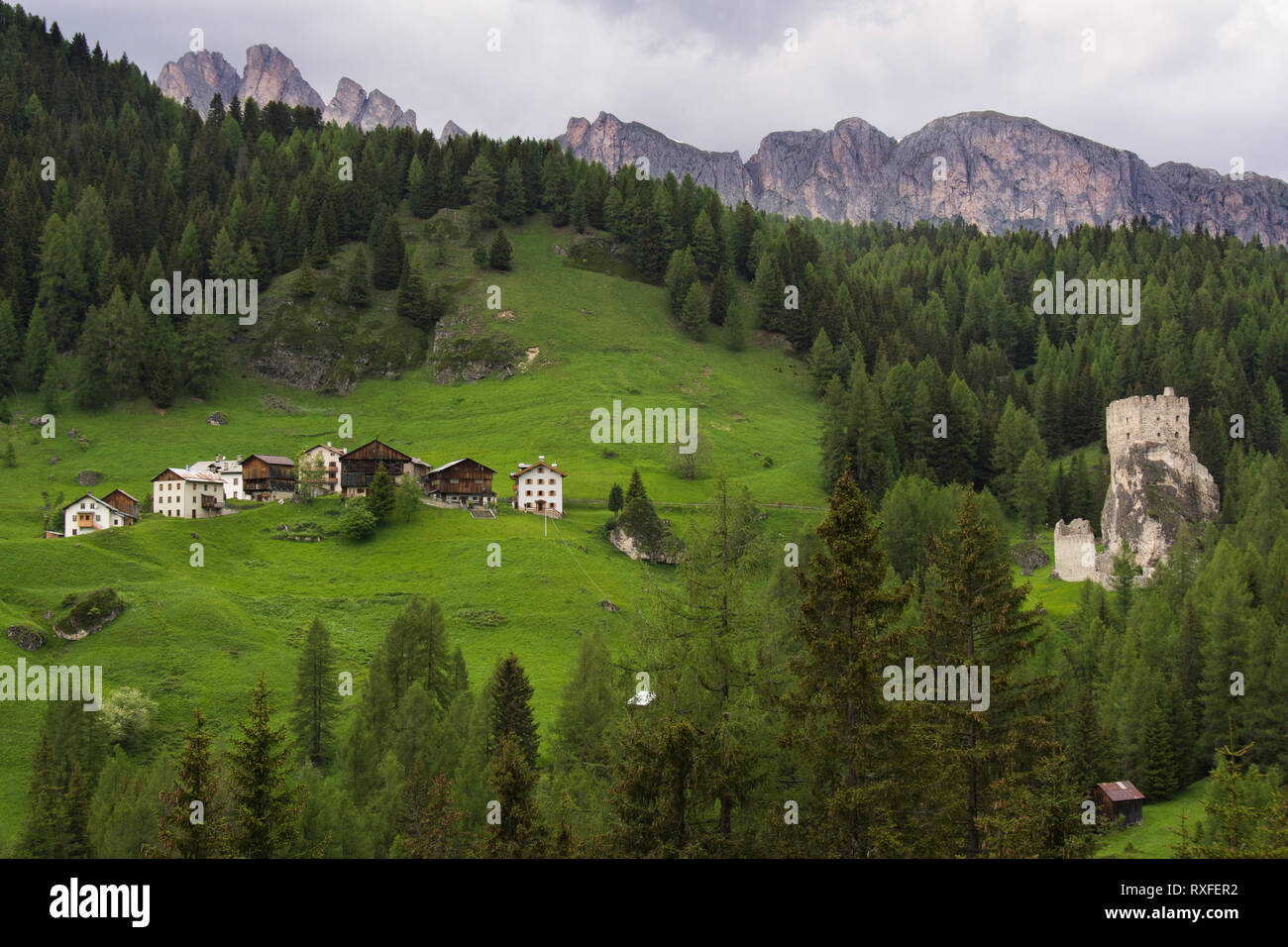 Schloss Andraz, einem berühmten Wahrzeichen der Fodom Tal, erbaut um 1000 N.CHR., Dolomiten, Italien Stockfoto