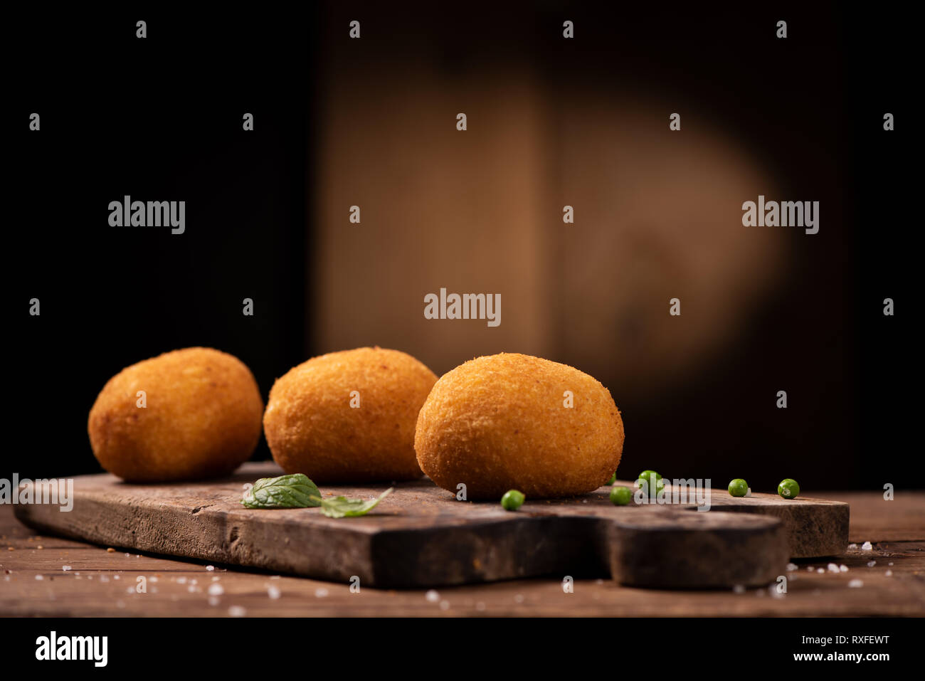 Arancini - italienische Reisbällchen mit Brotkrumen überzogen sind und ...