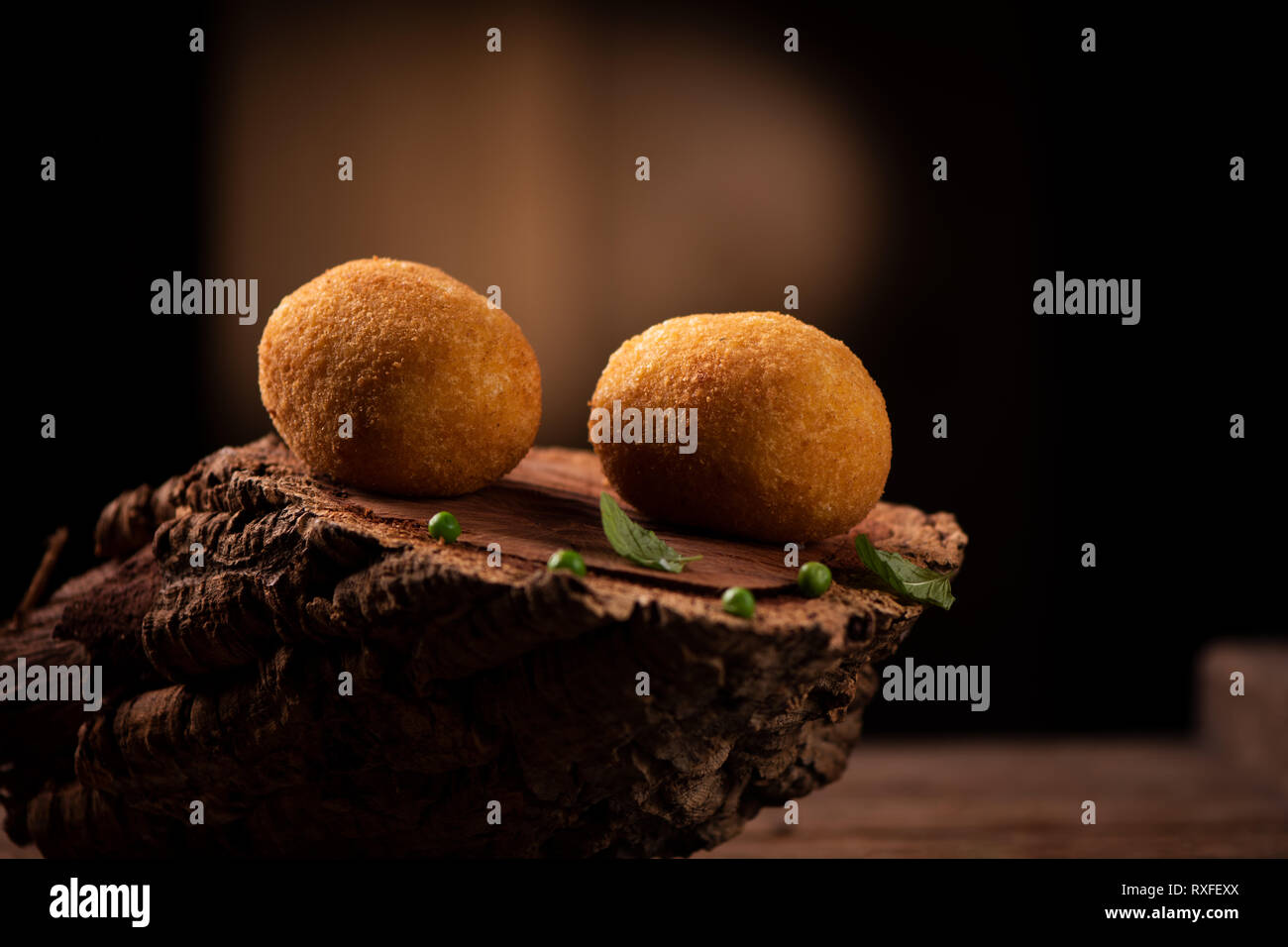 Arancini - italienische Reisbällchen mit Brotkrumen überzogen sind und ...