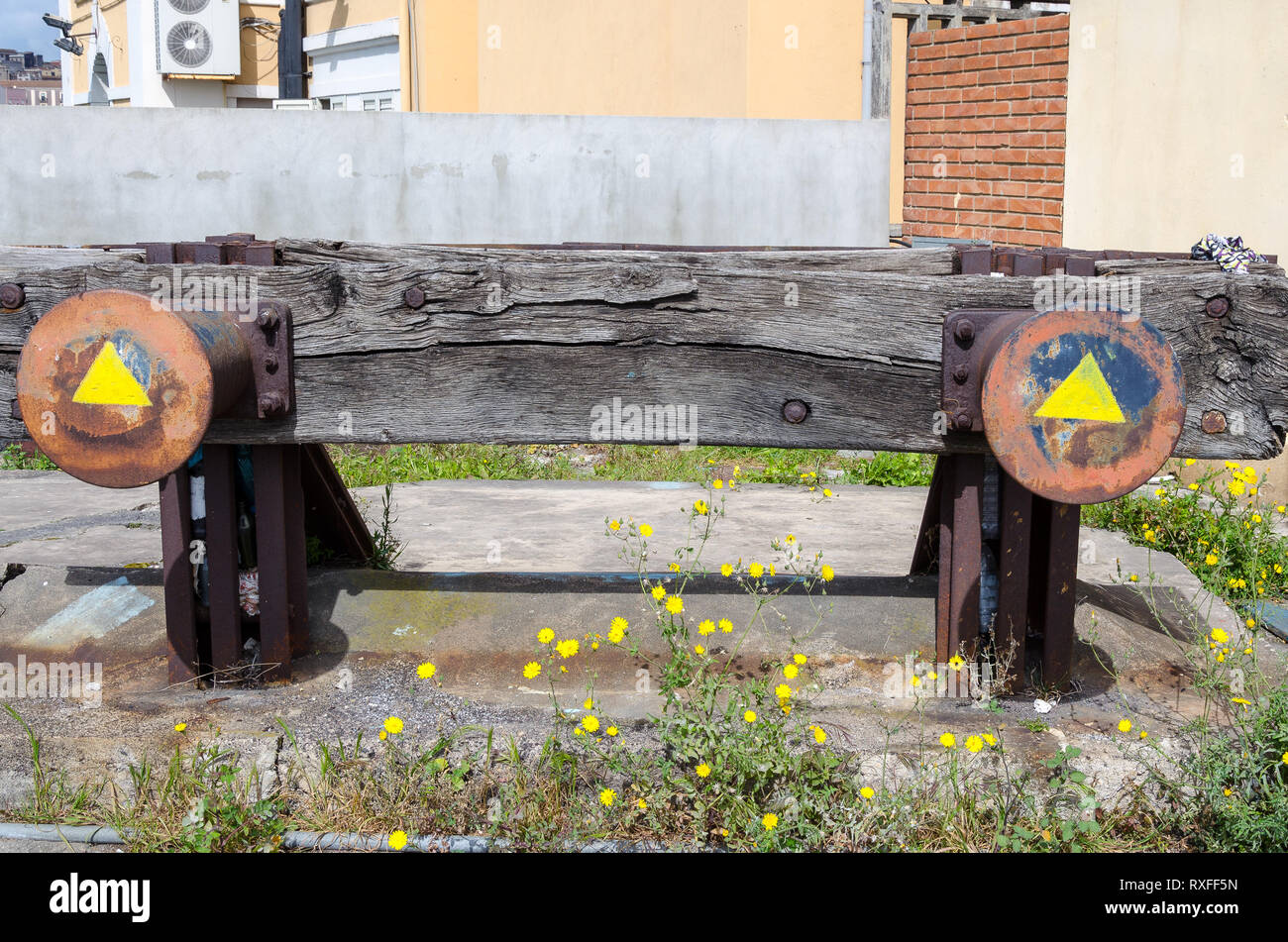 Eine verkürzte Strecke oder tot Track genannt, abgekürzt, ist eine Strecke, die endet mit einer Eisenbahn Stoßfänger. Stockfoto