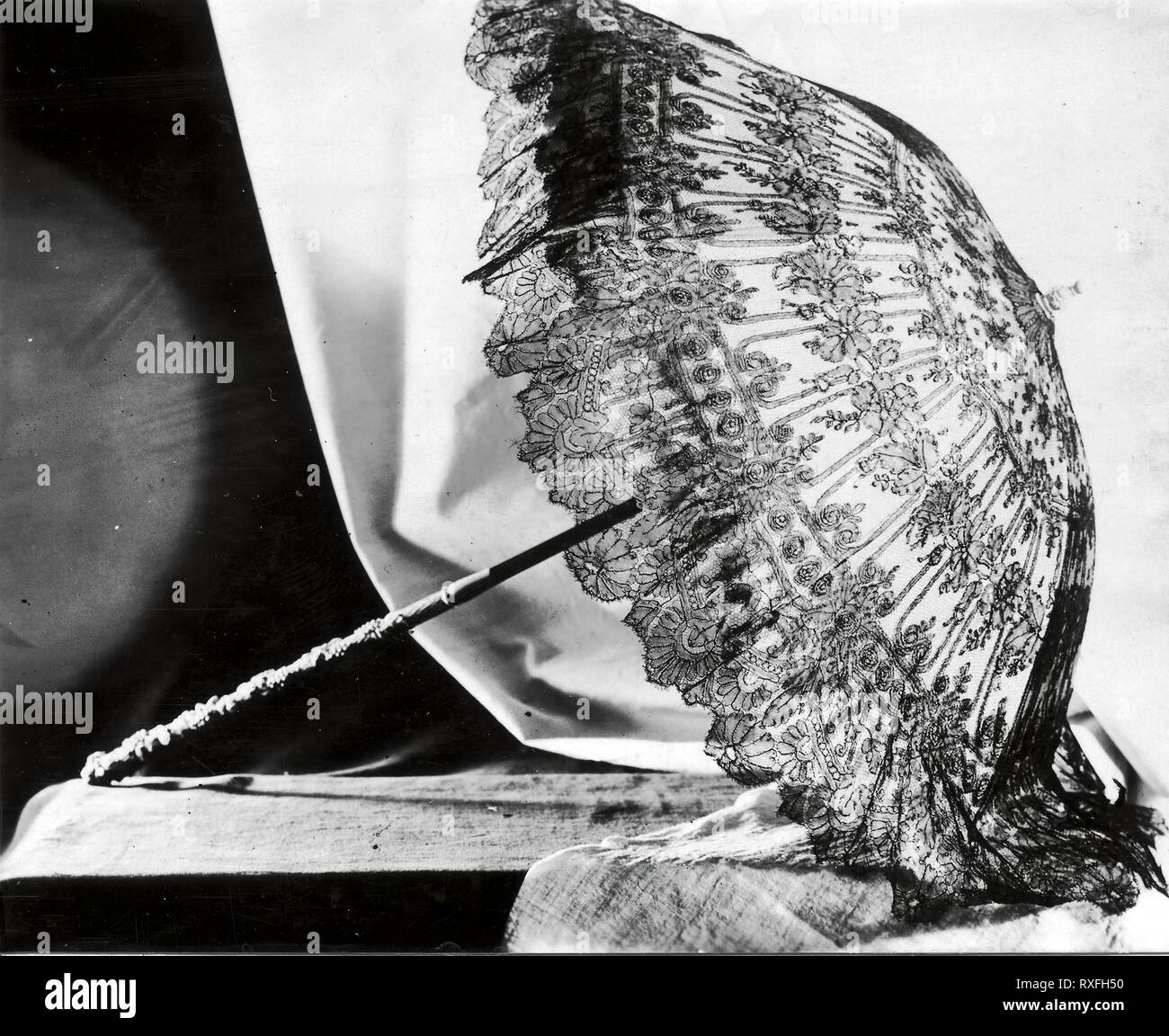 Sonnenschirm. Frankreich. Datum: 1865-1875. Abmessungen: . Schwarz Chantilly spitze über Weiß surah; gesäumt mit dünner schwarzer Seide; gerade Elfenbein Griff mit Design von Trauben und Blättern geschnitzt. Stahlrahmen, Tubing schwarz emailliert; moderne Befestigung. Herkunft: Frankreich. Museum: Das Chicago Art Institute. Stockfoto