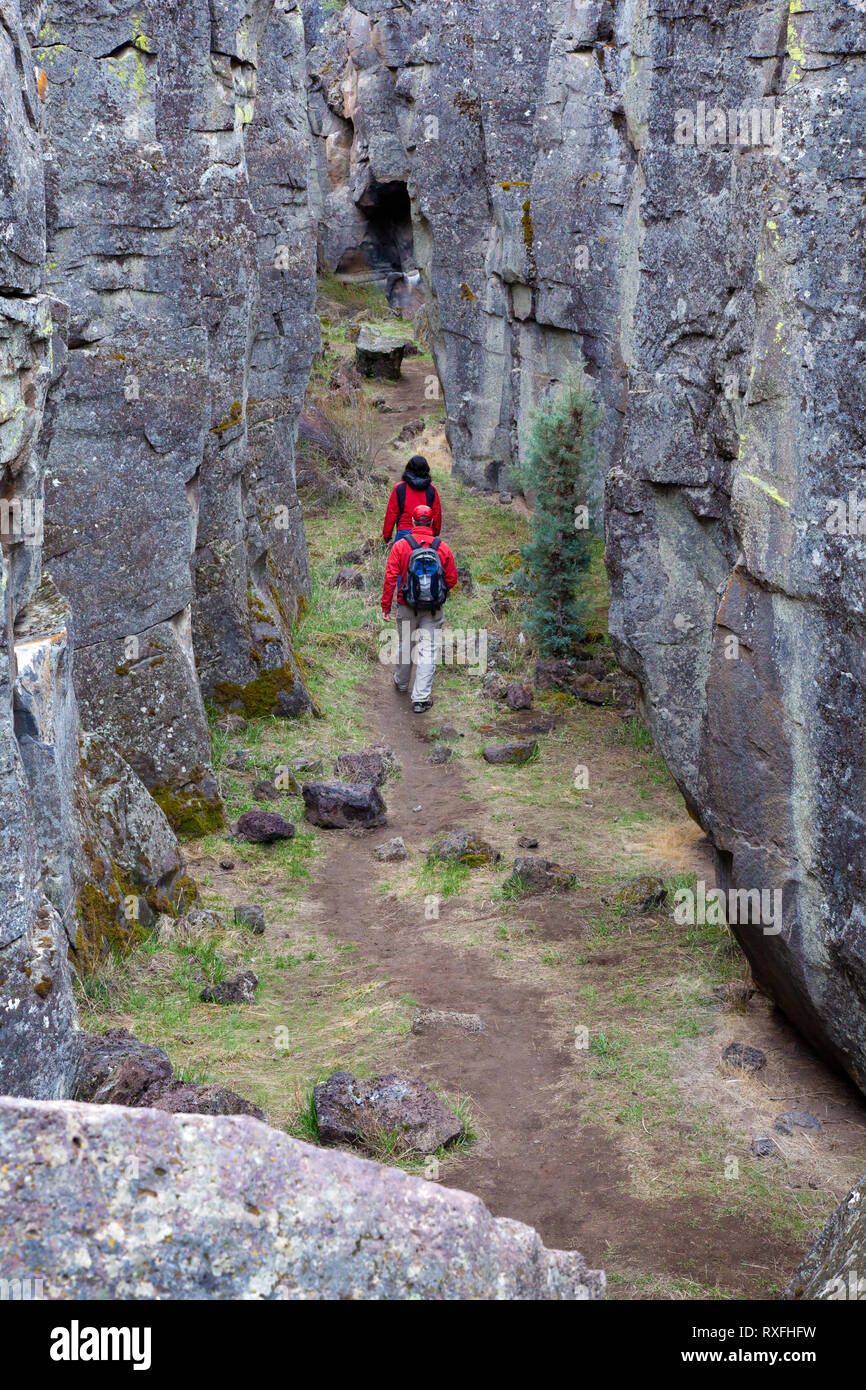 Wanderer im Riss im Boden in der Nähe von Fort Rock Oregon Stockfoto