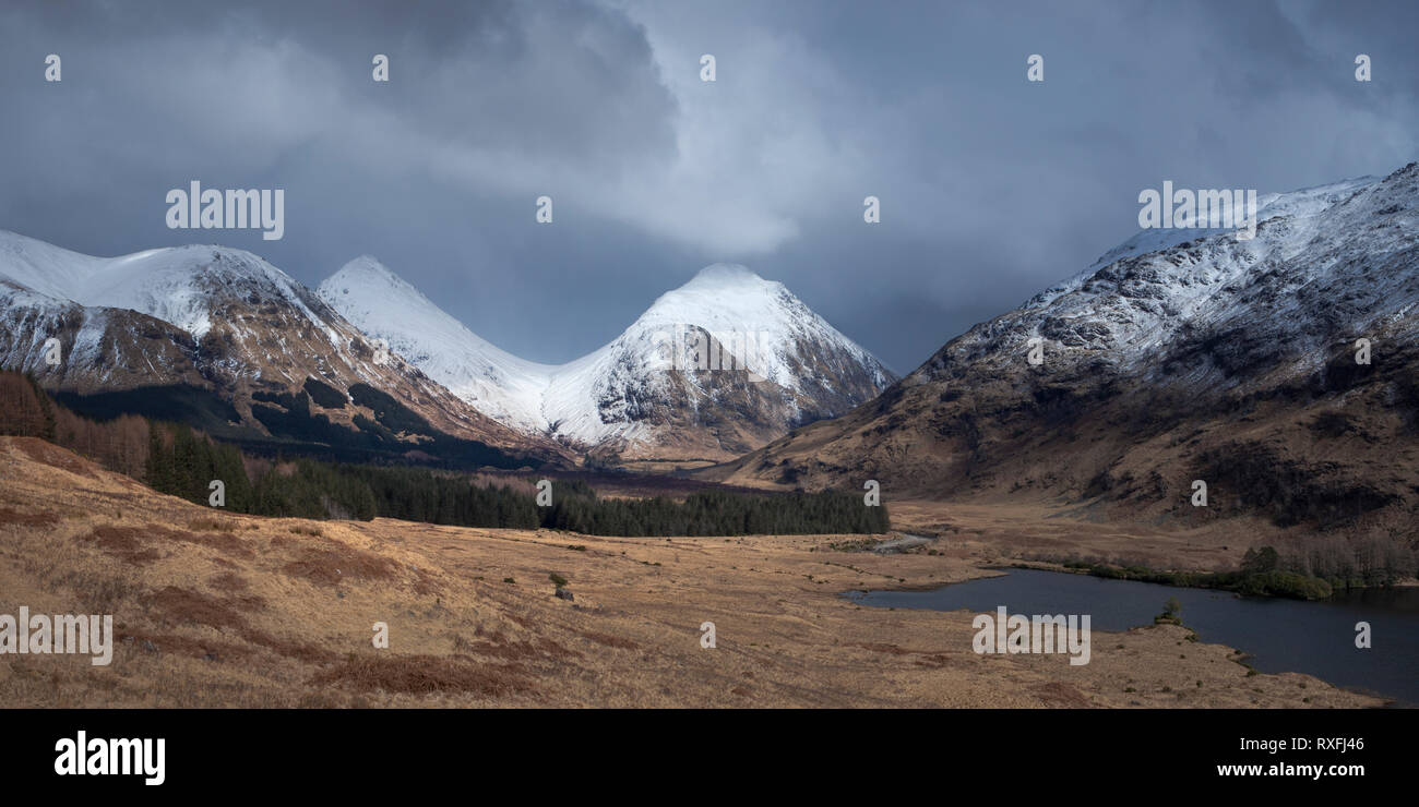 Stob Dubh und Stob Coire Altruim (Buachaille Etive Mor) von Lochan Urr, Glen Etive, Schottland Stockfoto