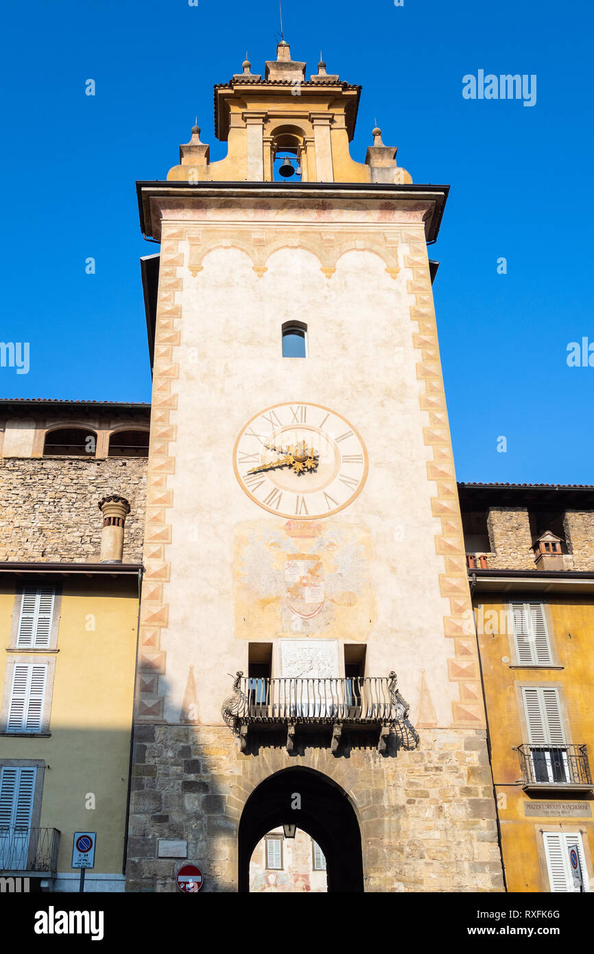 Reisen nach Italien - Uhr Glockenturm (Torre della Campanella, Torre della Cittadella) auf der Piazza della Cittadella in Citta Alta (Oberstadt) von Bergamo c Stockfoto