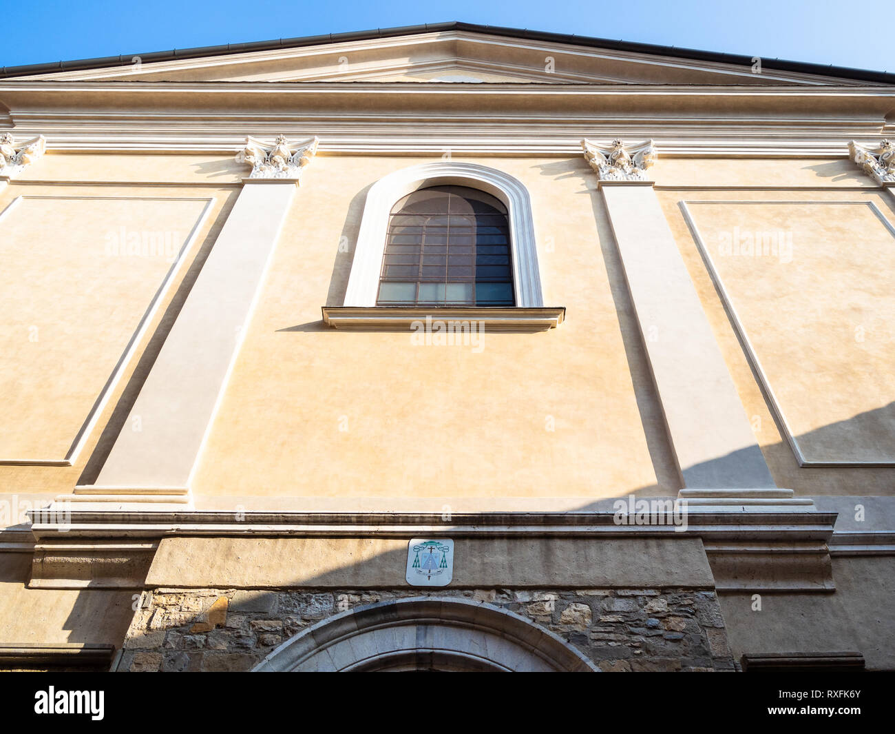 Reisen nach Italien - Fassade der Kirche Sant Agata Del Carmine auf Straße Via Bartolomeo Colleoni in Citta Alta (obere Stadt) der Stadt Bergamo, Lombardei Stockfoto