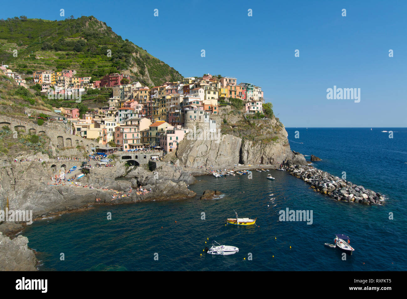 Manarola, einer kleinen Stadt, eine Frazione der Gemeinde Riomaggiore, in der Provinz von La Spezia, Ligurien, Norditalien. Stockfoto