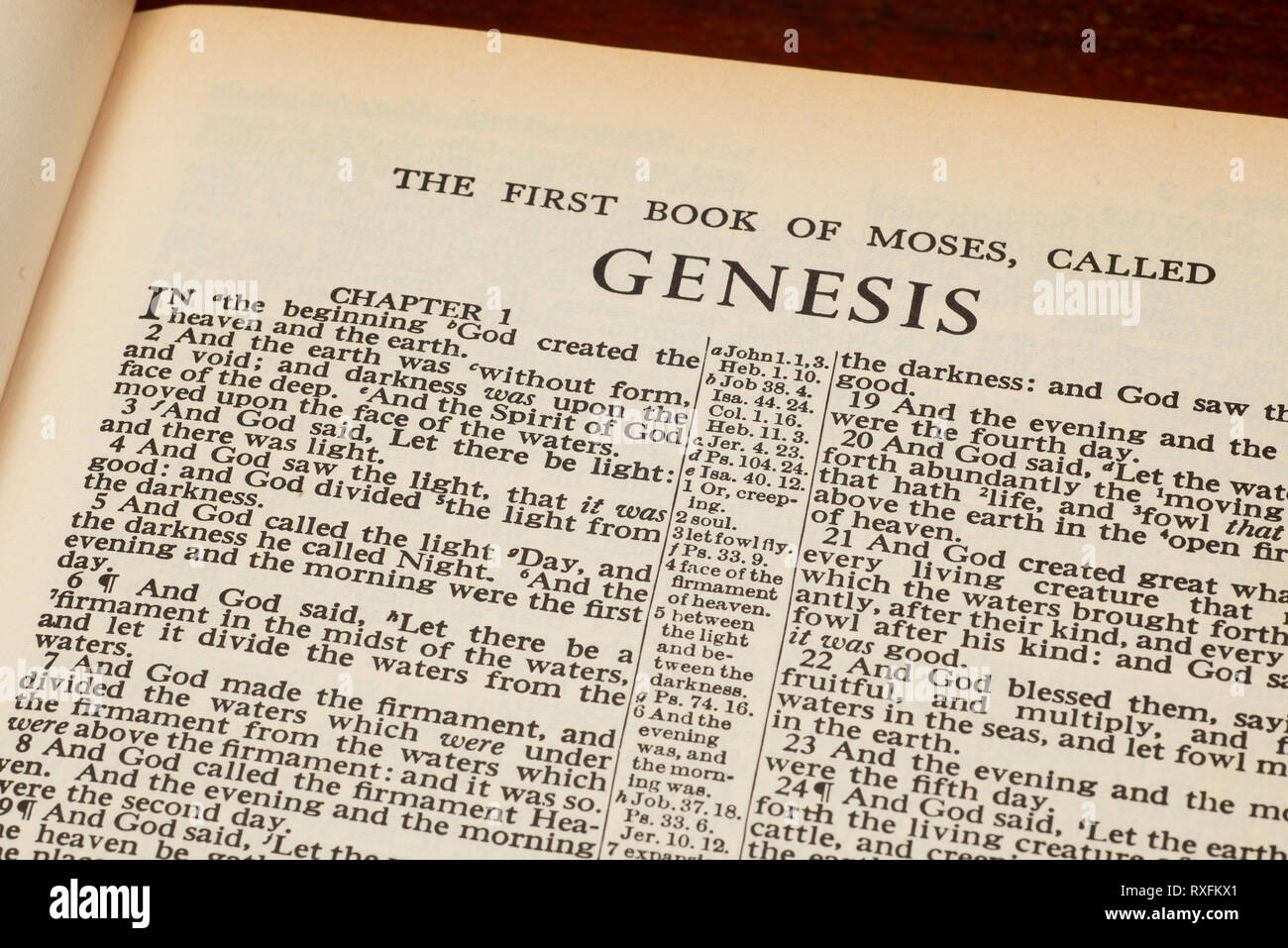 Horizontale Nahaufnahme eines Teils der Genesis 1 in einem leichten Winkel. Ein wenig von der hölzernen Tischplatte zeigt. Stockfoto