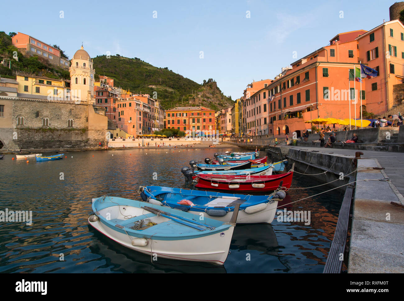 Geschützten Hafen von Vernazza, eine Gemeinde in der Provinz von La Spezia, Ligurien, nordwestlichen Italien. Es ist eines der fünf Städte, die die Region Cinque Terre machen Stockfoto