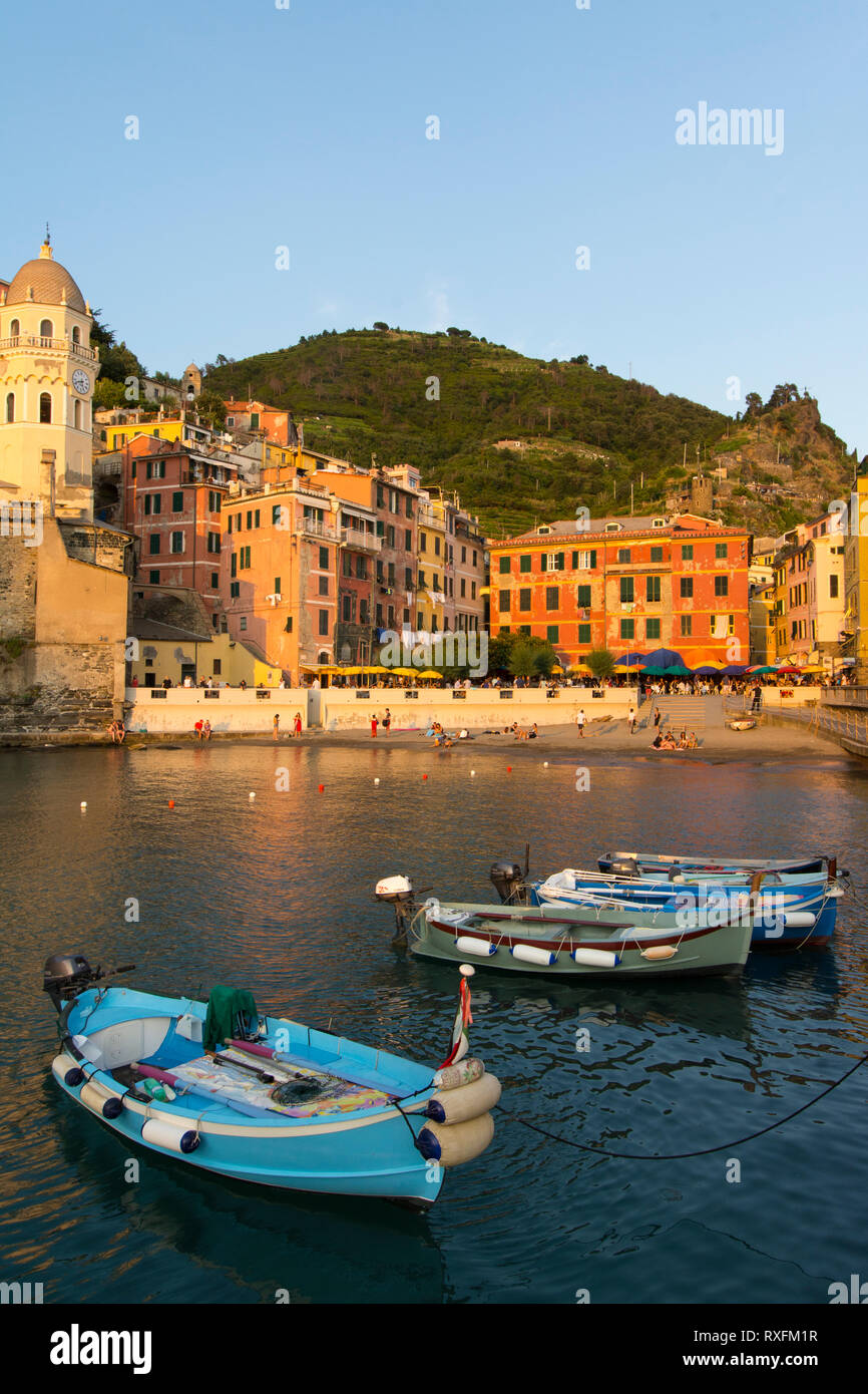 Geschützten Hafen von Vernazza, eine Gemeinde in der Provinz von La Spezia, Ligurien, nordwestlichen Italien. Es ist eines der fünf Städte, die die Region Cinque Terre machen Stockfoto