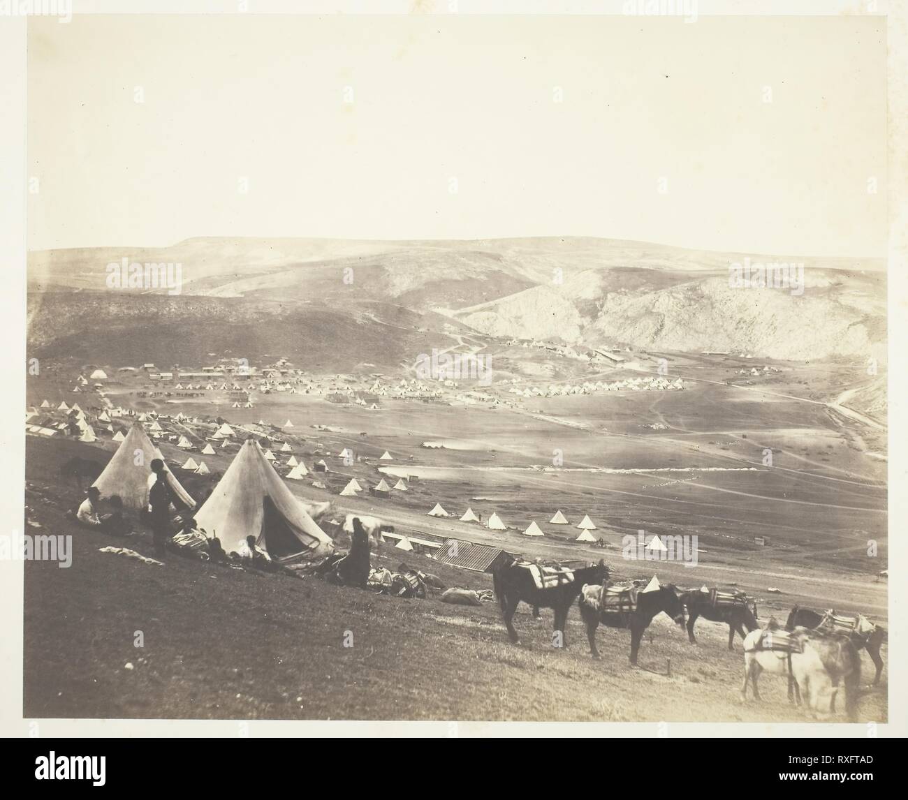 Kavallerie Camp, Balaklawa. Roger Fenton; Englisch, 1819-1869. Datum: 1855. Abmessungen: 27,4 x 33,4 cm (Bild/Papier); 40,7 × 54,2 cm (Mount). Gesalzene Papier gedruckt, von fotografischen Bilder dem Album "Der Sitz der Krieg auf der Krim" (1856). Herkunft: England. Museum: Das Chicago Art Institute. Stockfoto