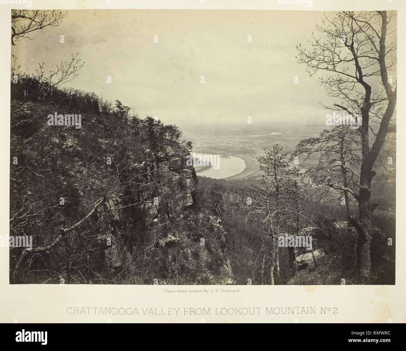 Chattanooga Valley von Lookout Mountain, Nr. 2. George N. Barnard; American, 1819-1902. Datum: 1864-1866. Abmessungen: 25,6 x 35,9 cm (Bild/Papier); 40,9 x 50,9 cm (album Seite). Eiweiß drucken, Platte 14 von fotografischen Blick das Album 'der Sherman Campaign" (1866). Herkunft: USA. Museum: Das Chicago Art Institute. Stockfoto