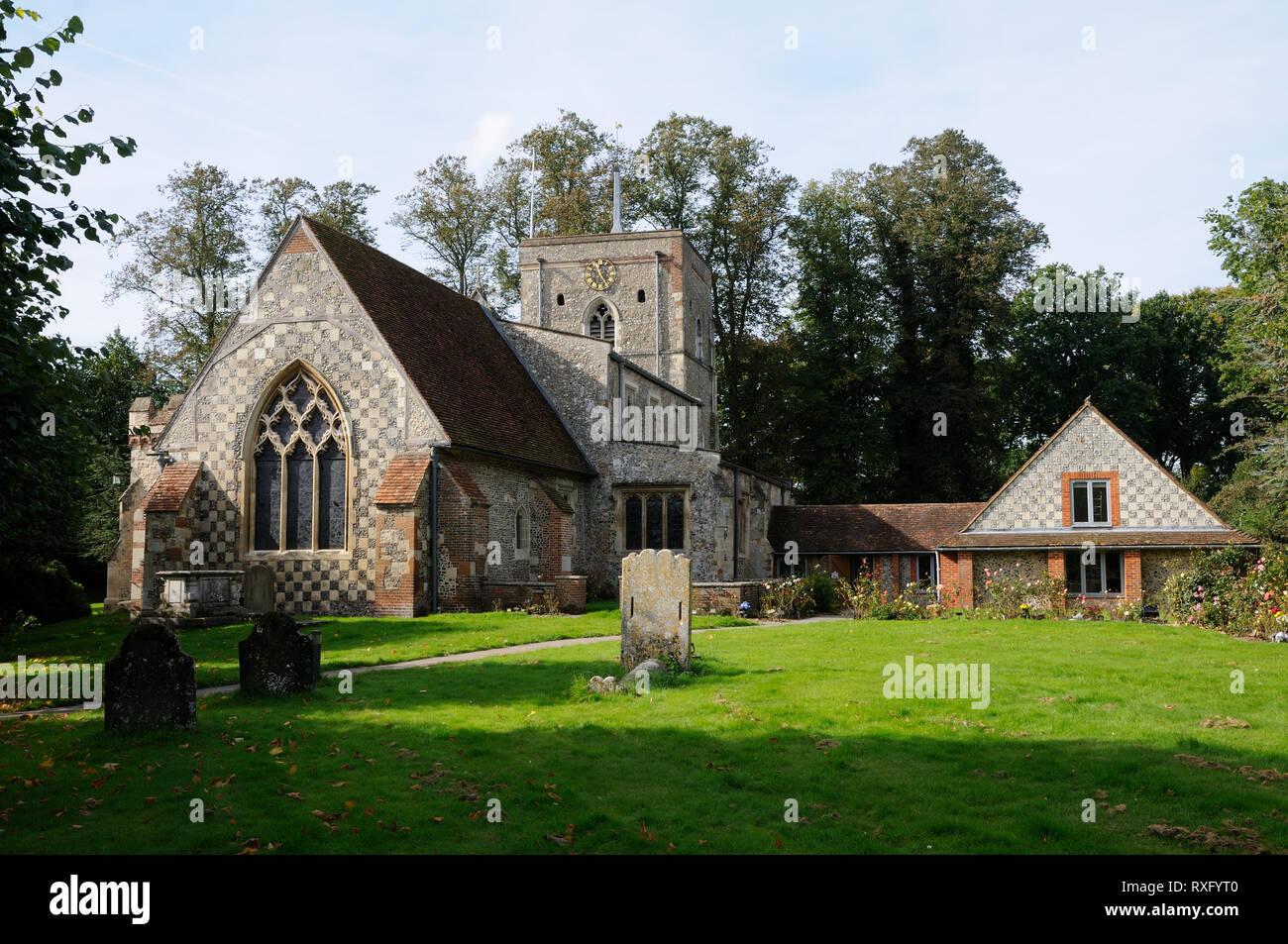 St Marys Kirche, Redbourn, Hertfordshire, steht in einem großen, geschlossenen Kirchhof. Stockfoto