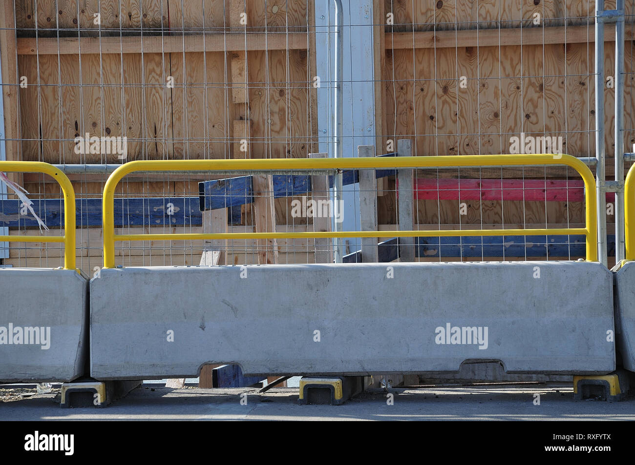 Metall Barrieren mit konkreten Basen als Straße Grenze an der Baustelle in einer Stadt Stockfoto