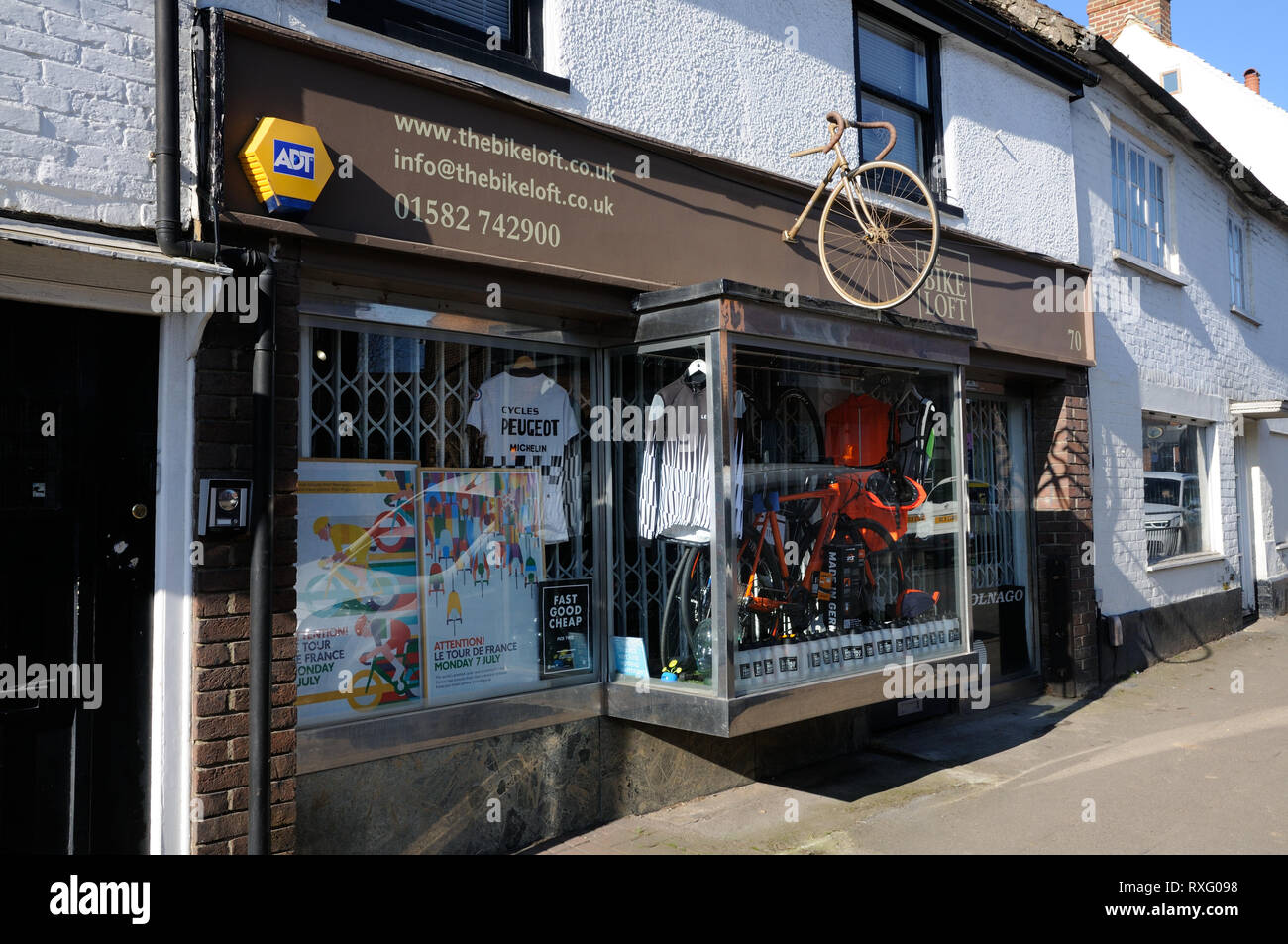 Das Bike Loft, High Street, Redbourm, Hertfordshire. Das Bike Loft, ist eine Erweiterung der Nabe, die aus dem Raum lief Stockfoto