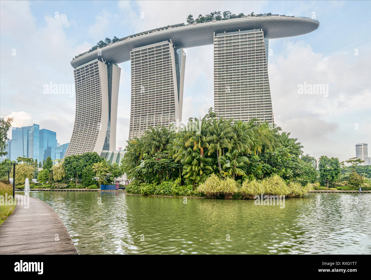 Dragonfly Lake in Gardens The Bay mit dem Marina Bay Sands Hotel im Hintergrund, Singapur Stockfoto