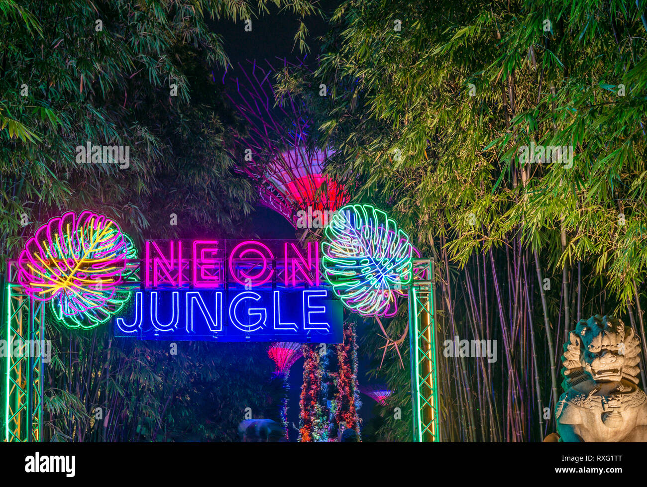 Eintritt zum Neon Jungle of the Supertree Grove in The Gardens by the Bay, Singapur Stockfoto