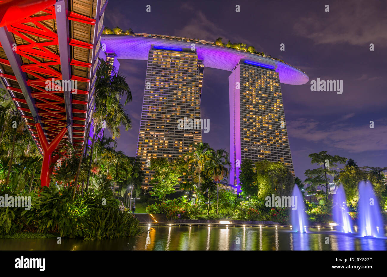 Dragonfly Bridge in Gardens by the Bay mit dem Marina Bay Sands Hotel im Hintergrund bei Nacht, Singapur Stockfoto