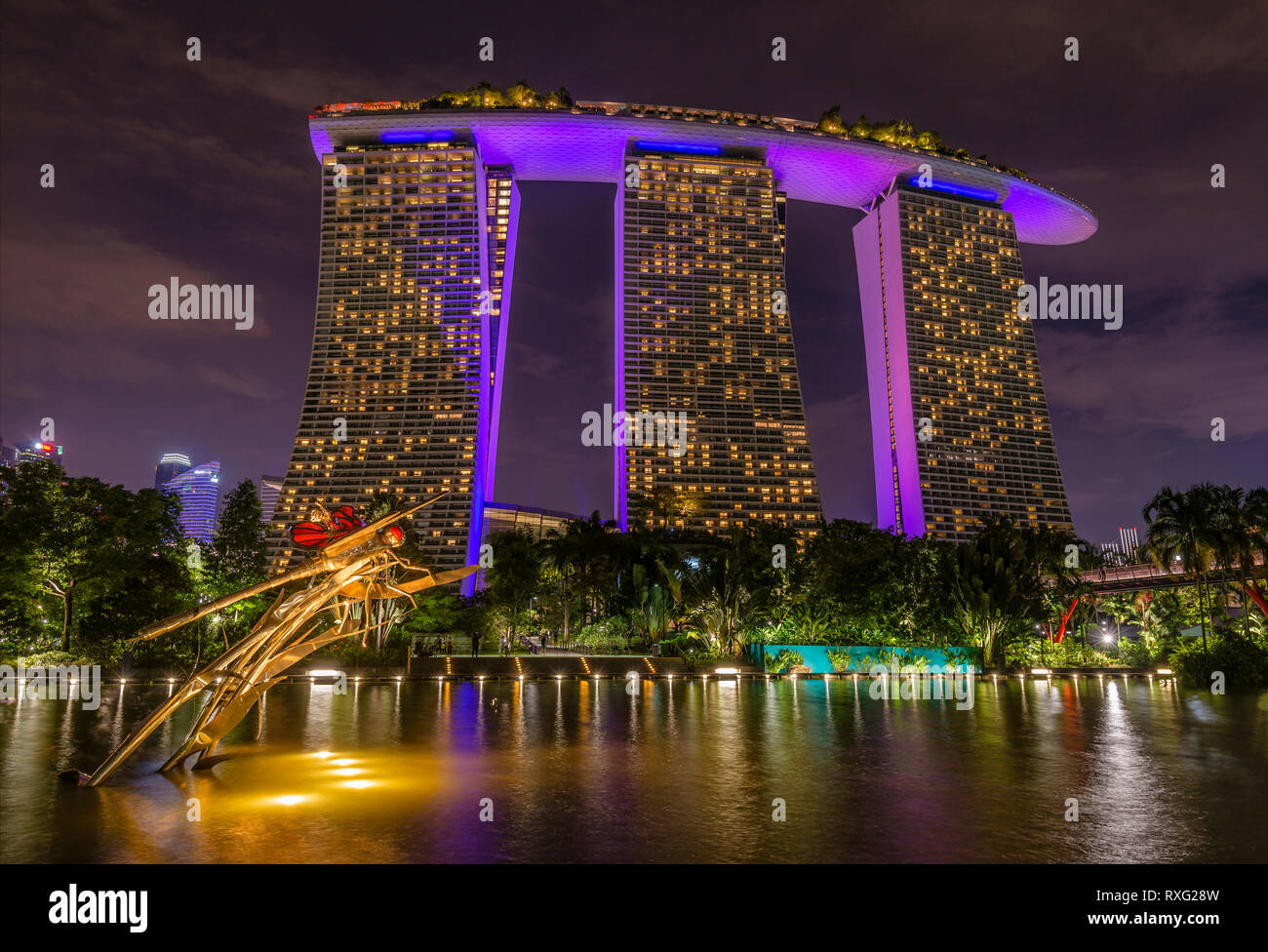 Dragonfly Skulptur in Gardens by the Bay mit dem Marina Bay Sands Hotel im Hintergrund bei Nacht, Singapur Stockfoto