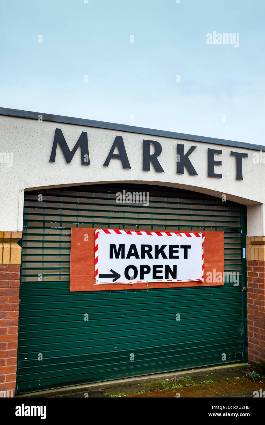 Geschlossenen Markt mit Markt öffnen, Zeichen in Northwich Cheshire UK Stockfoto