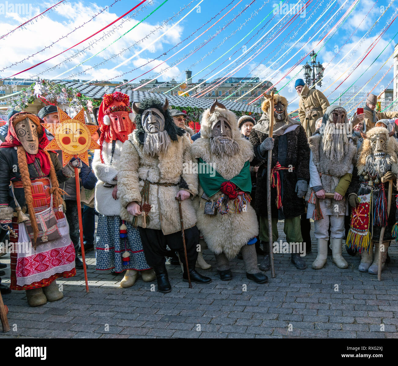 Moskau, Russland - März 9. 2019. Maskierte Männer, die während der Feier der Fastnacht auf Manezh Square Stockfoto