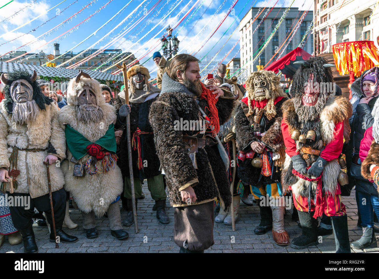Moskau, Russland - März 9. 2019. Menschen in Masken während der Feier von Faschings auf Manezh Square Stockfoto