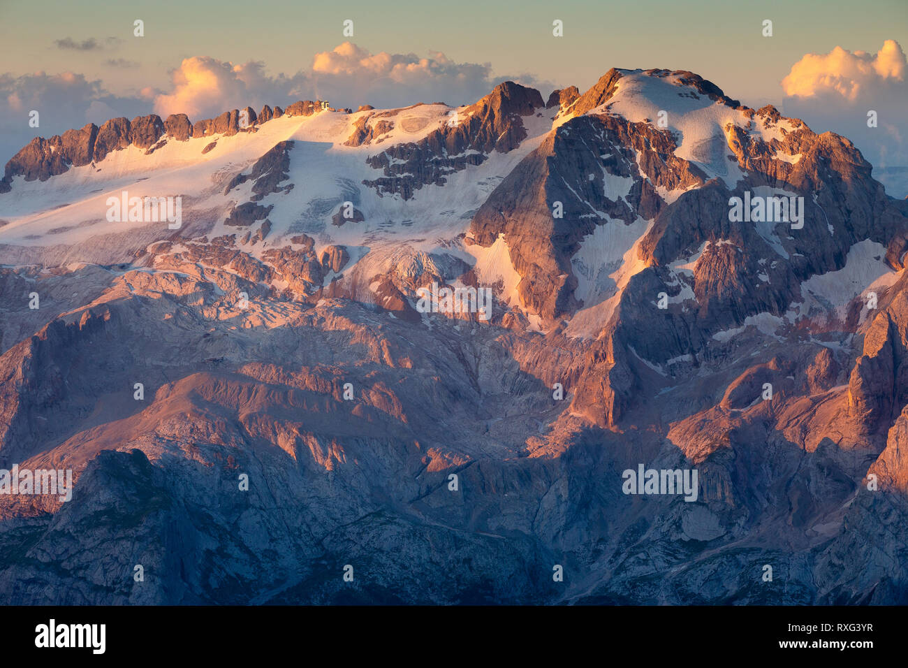 Das Marmolada-Massiv bei Sonnenaufgang. Punta Penia Gipfel und Gletscher der Nordseite. Die Dolomiten. Italienische Alpen. Europa. Stockfoto