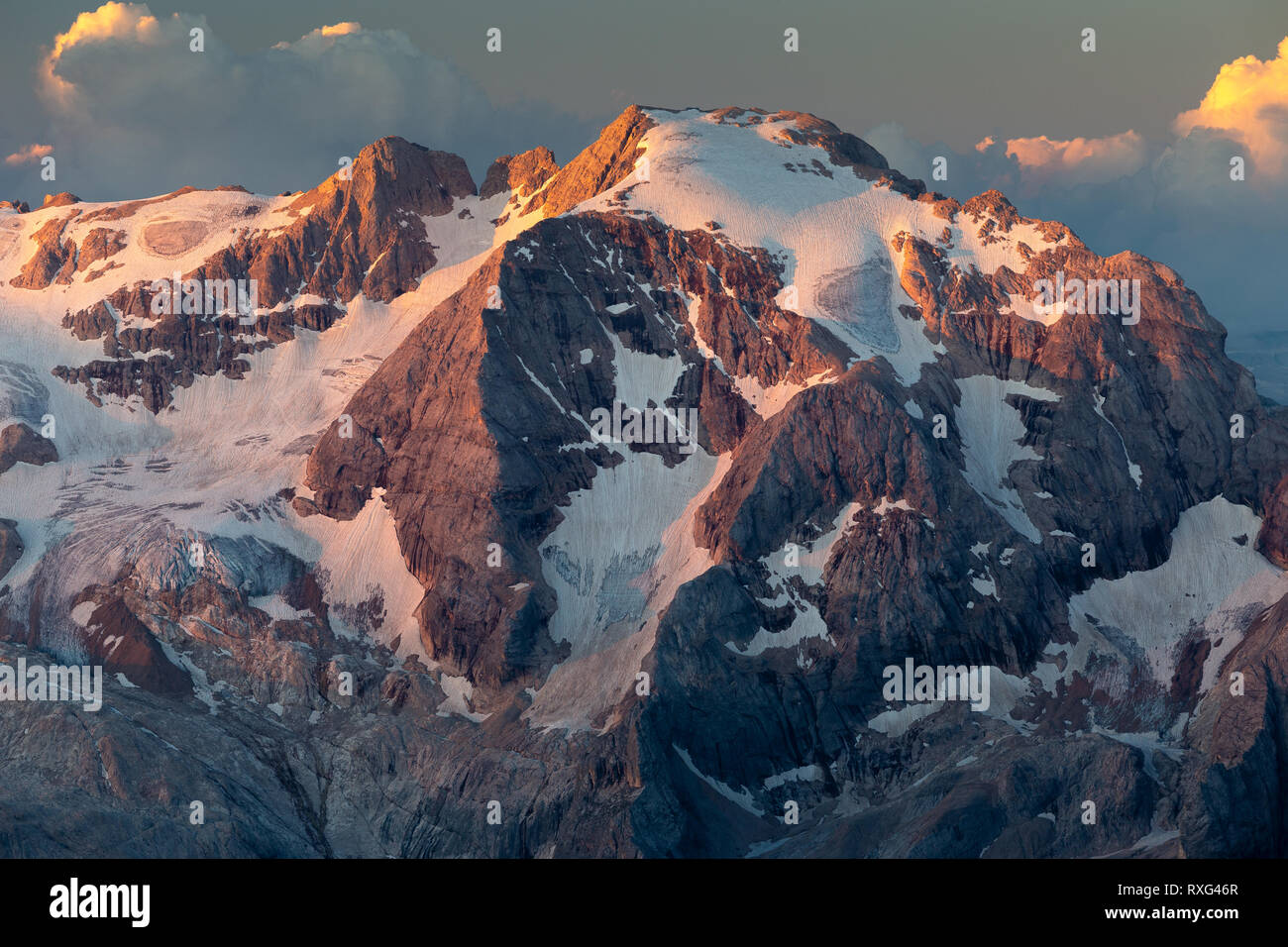 Das Marmolada-Massiv bei Sonnenaufgang. Punta Penia Gipfel und Gletscher der Nordseite. Die Dolomiten. Italienische Alpen. Europa. Stockfoto