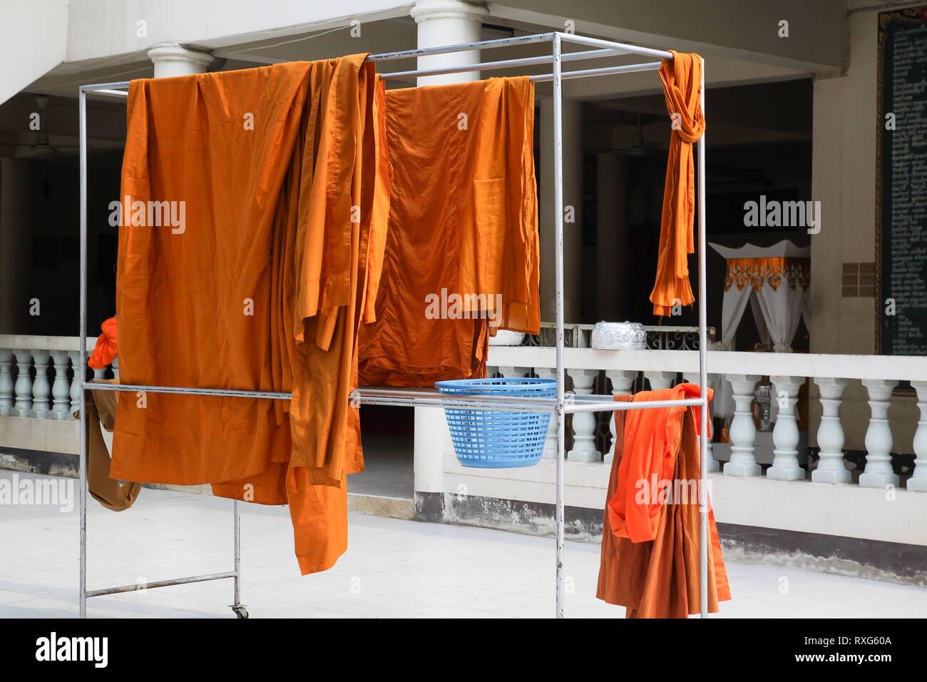 Buddhistischer Mönch orange Tuch aufhängen Trocknen auf robe Linie Stockfoto