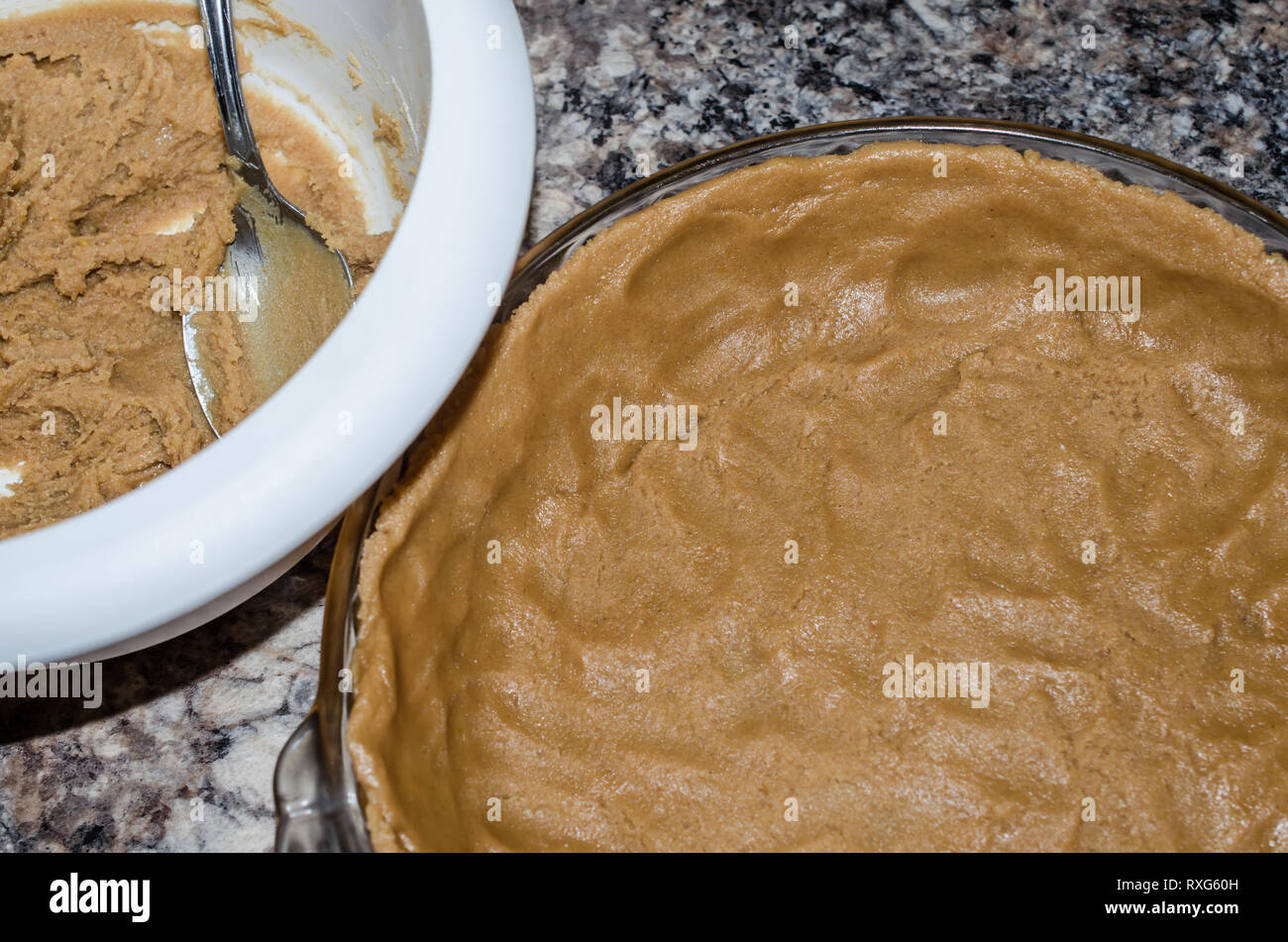 Cookie Pie Crust, gepresst in die Wanne und fertig zu backen. Hausgemachte un-gebackene süsse behandeln Base mit glutenfreien Zutaten. Stockfoto