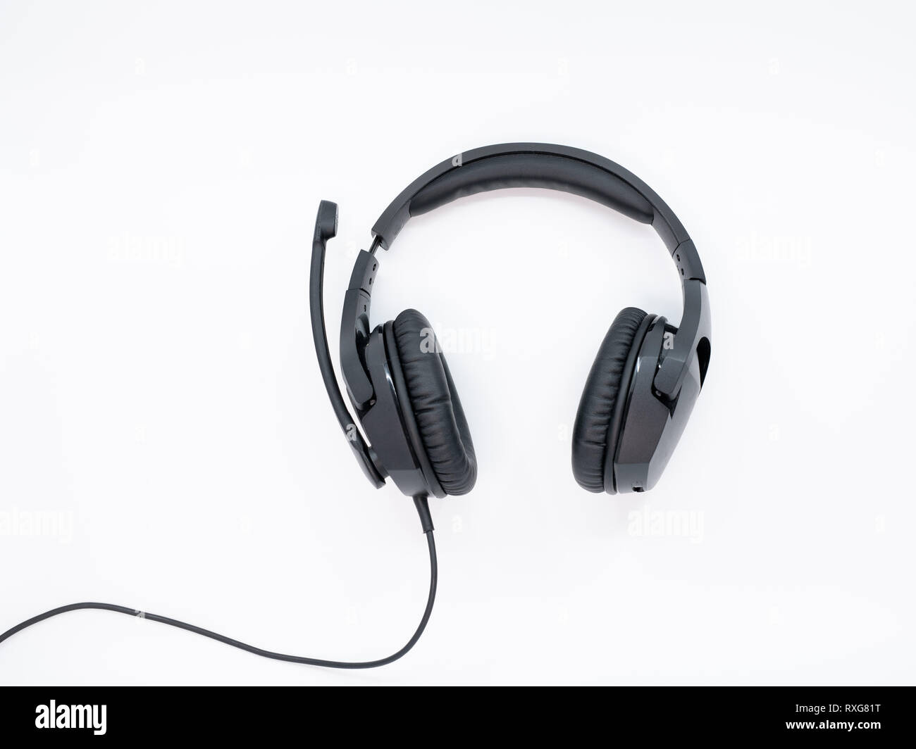 Gaming Kopfhörer mit Kabel auf weißem Hintergrund Stockfoto