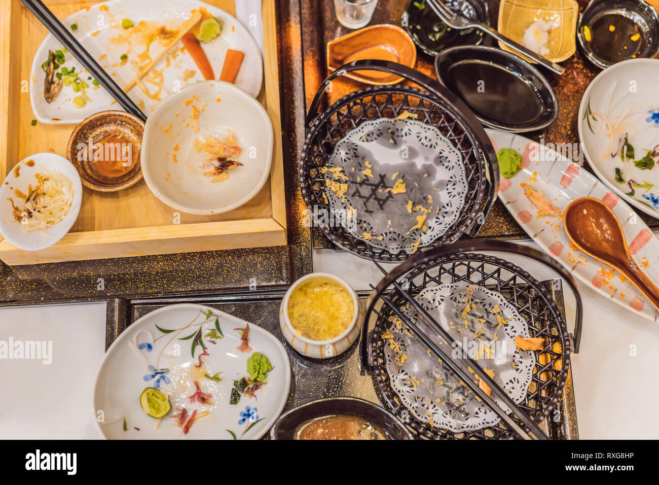 Unordentliche Tisch nach dem Essen in ein japanisches Restaurant. Dreckig,  fertig Essen, Reste Konzepte Stockfotografie - Alamy