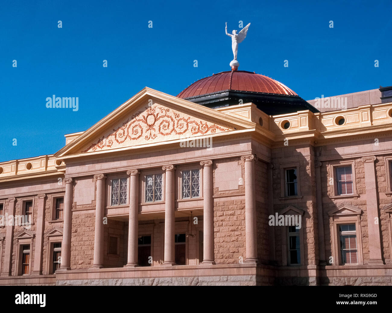 Ein besonderes Metall Kuppel aus Kupfer und mit einem 16-Fuß-groß (4,88 Meter) Statue namens der Geflügelten Sieg leicht identifiziert die Arizona State Capitol Building in Phoenix, Arizona, USA gekrönt. Zwischen 1898-1900 erbaut, dem Beaux-Arts Granit Struktur diente als die Hauptstadt der Arizona Territory und dann als die Regierung Mitte als Arizona wurde Amerikas 48th Zustand im Jahr 1912 fortgesetzt. Nachdem weitere Gebäude wurden im Laufe des 20. Jahrhunderts für die legislative und exekutive verwendet errichtet, dieses historische Gebäude wurde renoviert und dient heute als das Arizona State Capitol Museum. Stockfoto