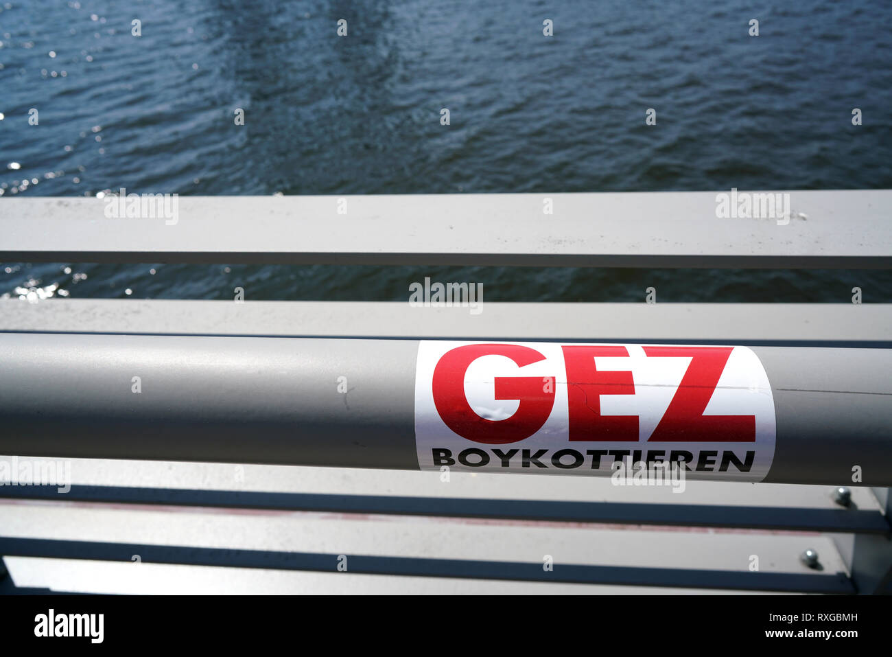 Ein Aufkleber auf einer Brücke Geländer mit der Inschrift "GEZ (Fernsehgebühren) Boykott' Stockfoto