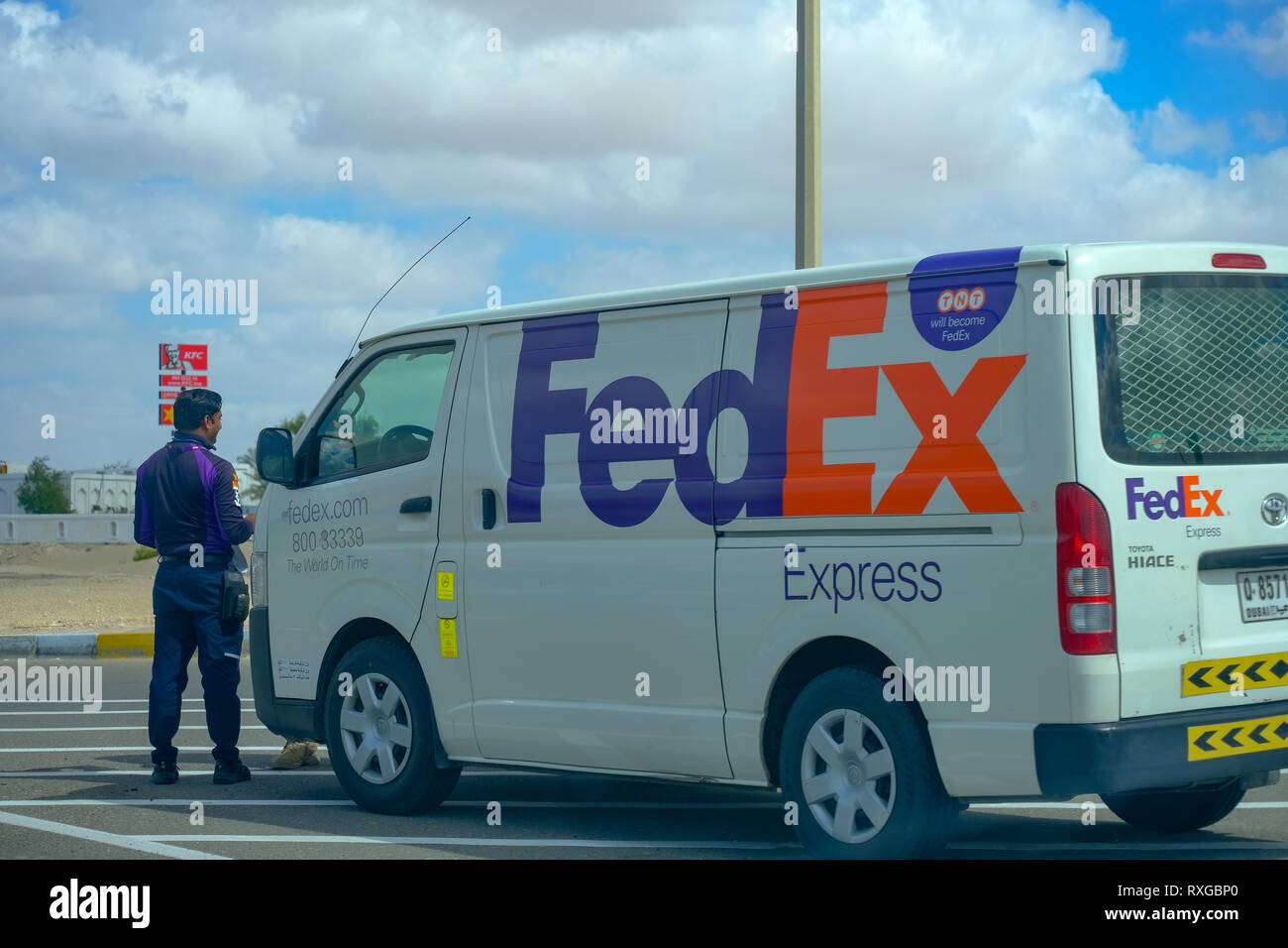 Februar 13, 2019 - Abu Dhabi, VAE: FedEx Express Lieferwagen und junge Anlieferung Person in Abu Dhabi, VAE Stockfoto