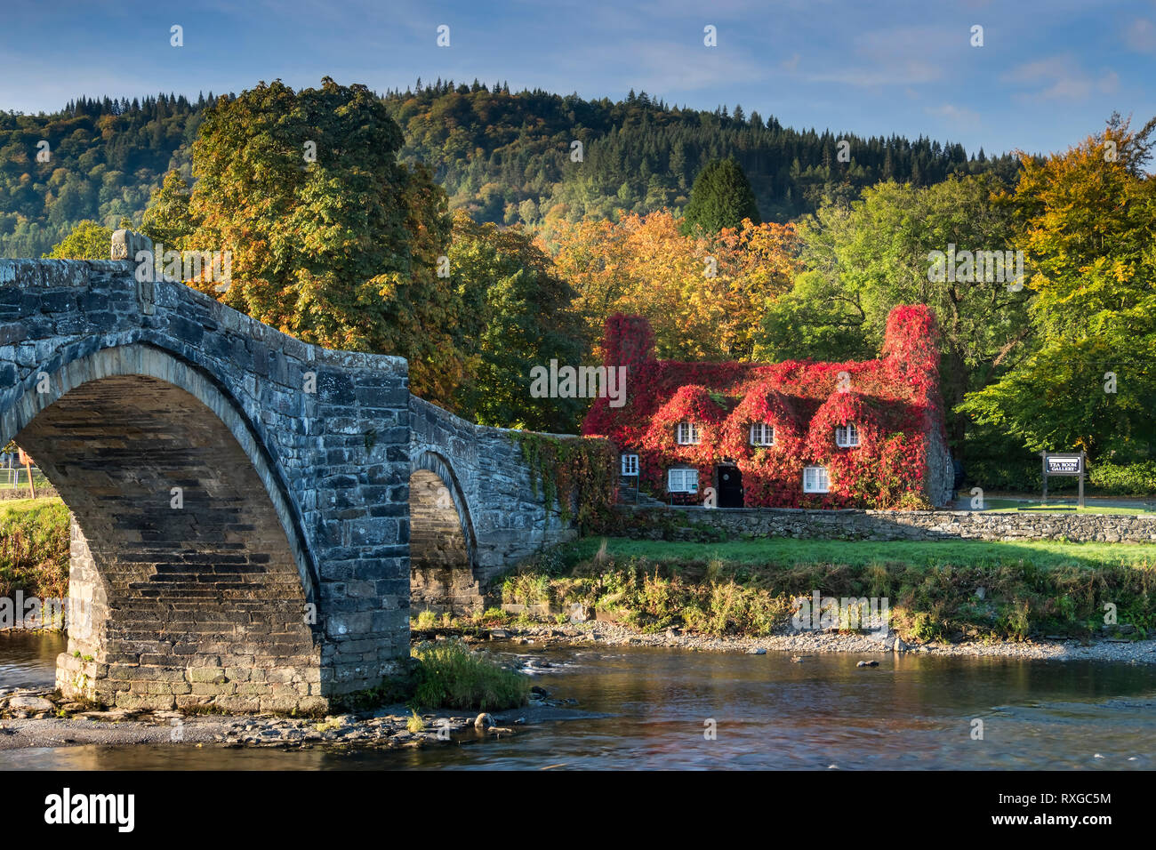 Pont Fawr, Tu Hwnt ir Bont und den Fluss Conwy, Llanrwst, Conwyshire, Snowdonia National Park, North Wales, UK Stockfoto