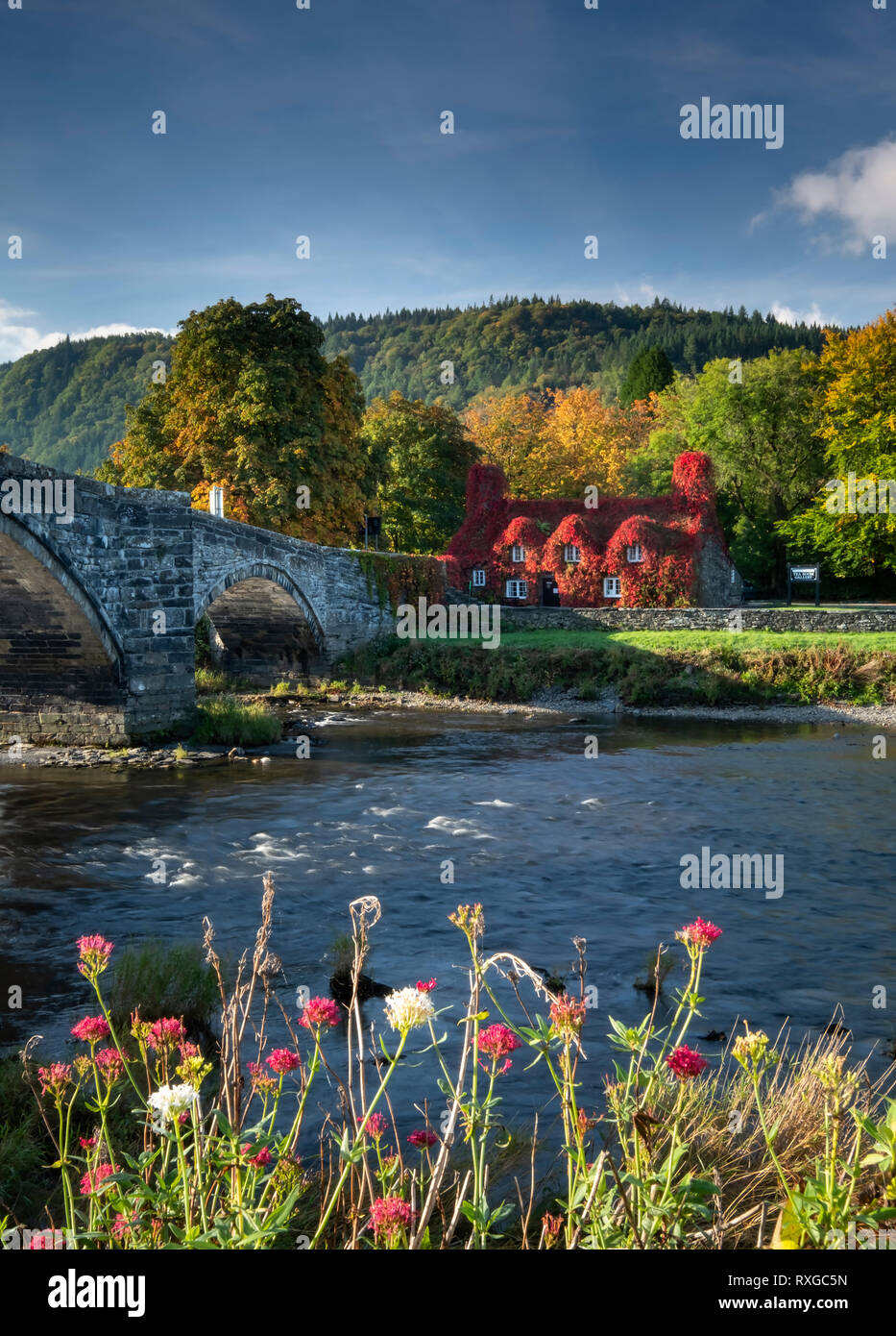 Pont Fawr, Tu Hwnt ir Bont und den Fluss Conwy, Llanrwst, Conwyshire, Snowdonia National Park, North Wales, UK Stockfoto