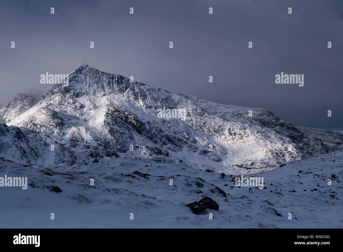 Berg Licht, Kinderbett Goch unterstützt durch Snowdon im Winter, Snowdonia National Park, Gwynedd, Wales, Großbritannien Stockfoto