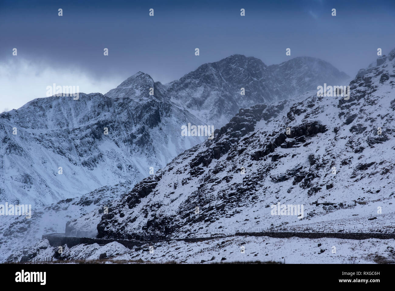 Sturm über Y&y Gallt Lliwedd Wenallt im Winter, Snowdonia National Park, Gwynedd, Wales, Großbritannien Stockfoto