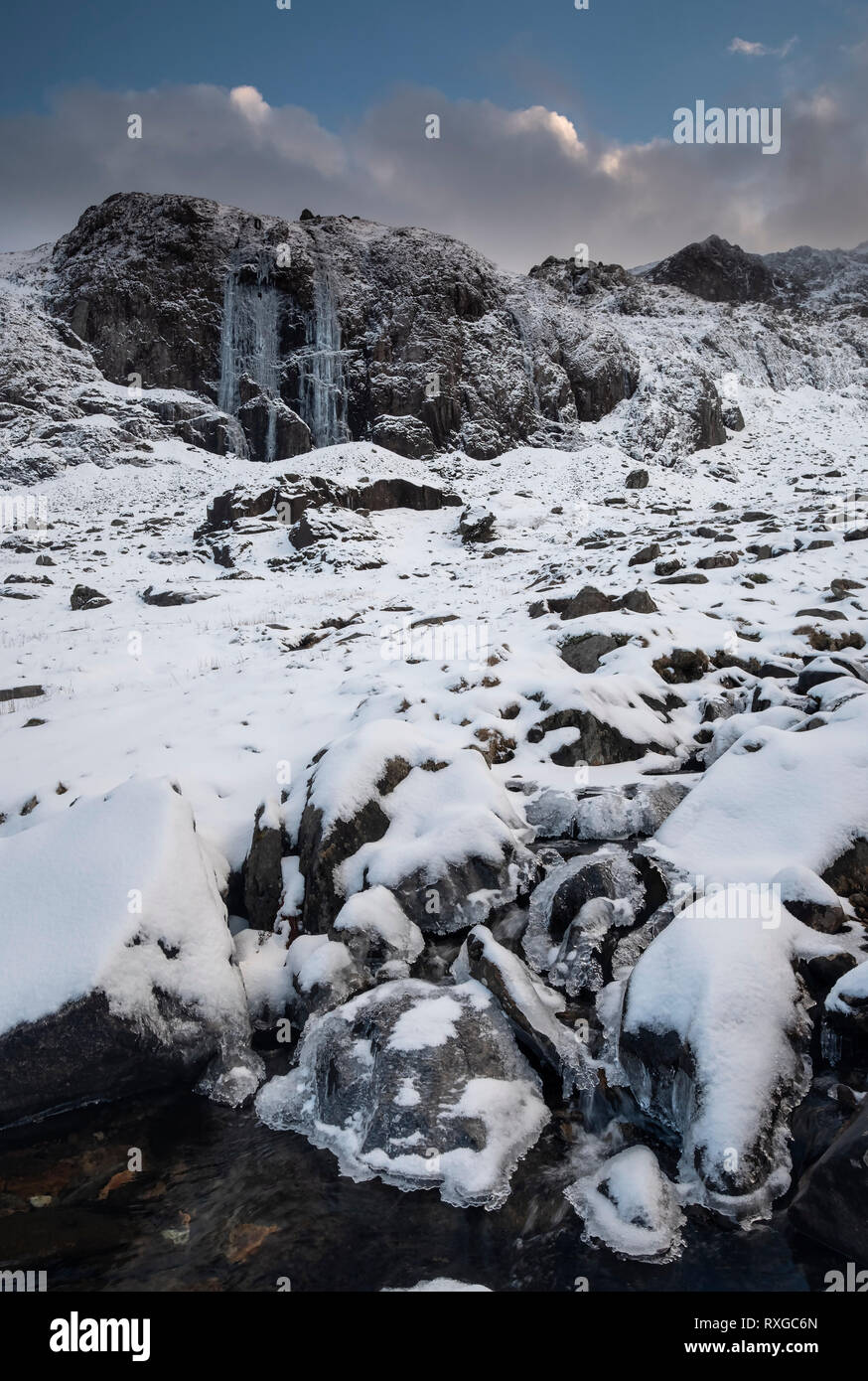 Gefrorenen Wasserfall auf der Afon Gennog, Cwm Glas Mawr, Llanberis Pass, Snowdonia National Park, North Wales, UK Stockfoto
