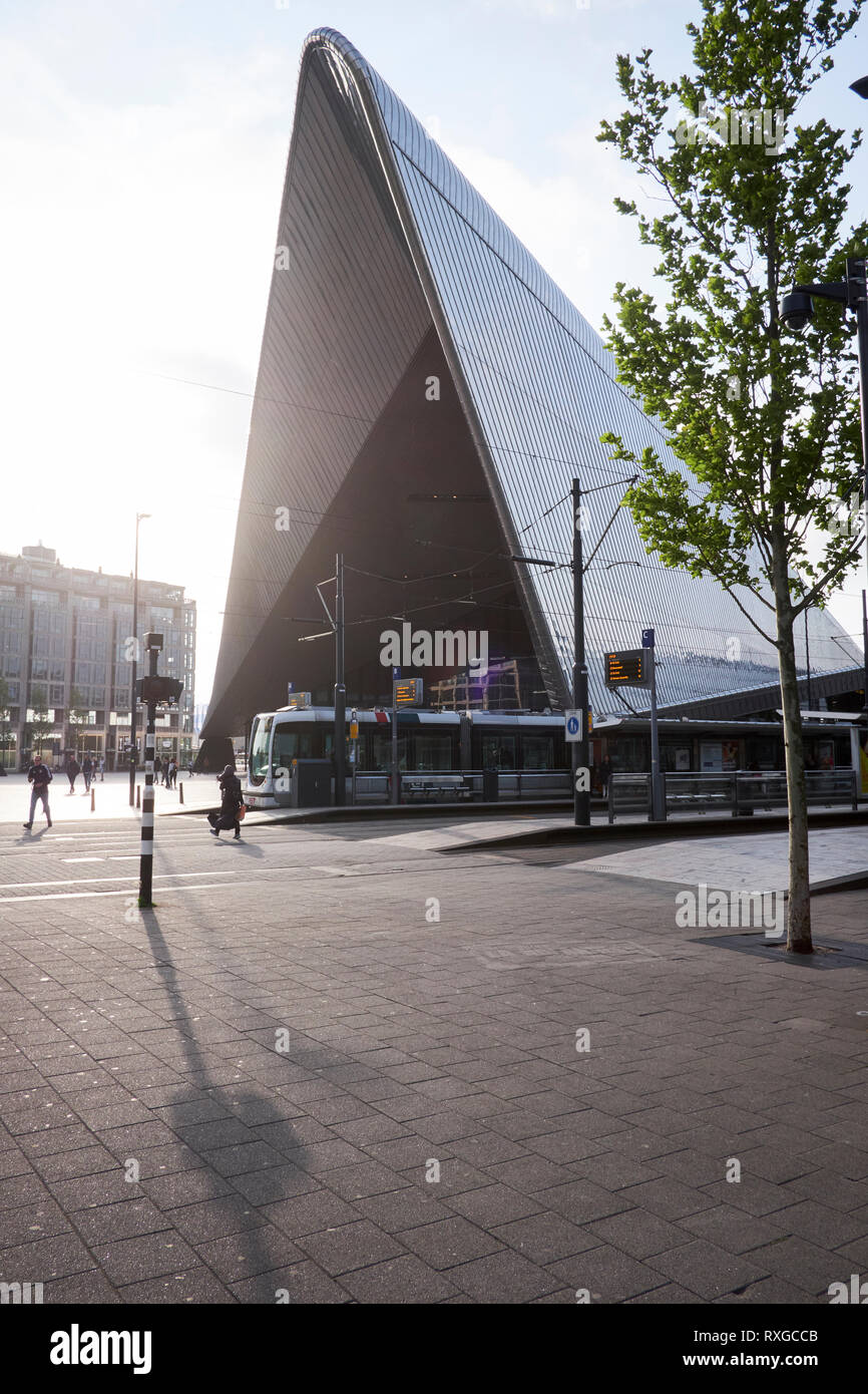 Der Hauptbahnhof Rotterdam, wo Züge, Busse und U-kommt zusammen. Stockfoto