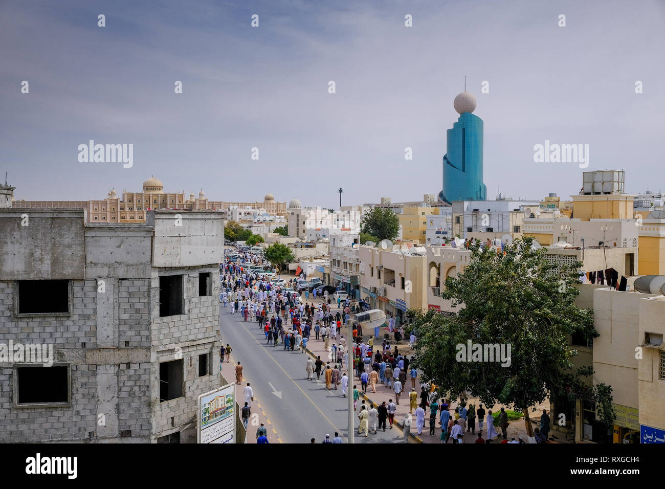 Februar 15, 2019 - Sharjah, VAE: Muslime zurück nach dem Gebet Freitagsgebet in der Moschee. Etisalat Globus Gebäude kann in der Ferne gesehen werden. Stockfoto