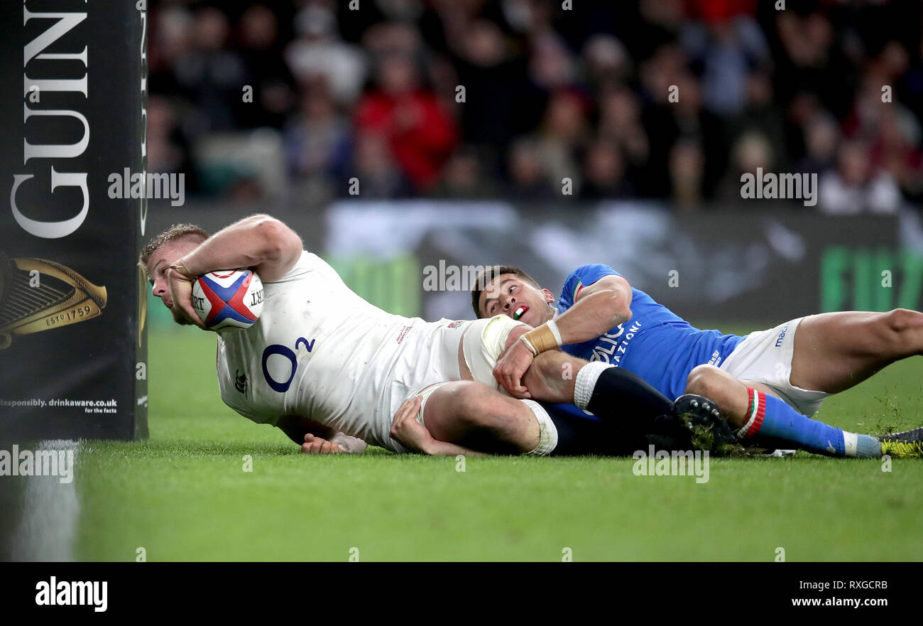 England's George Kruis (links) Kerben 6. Versuchen Sie, seine Seite während der Guinness sechs Nationen Spiel im Twickenham Stadium, London. Stockfoto