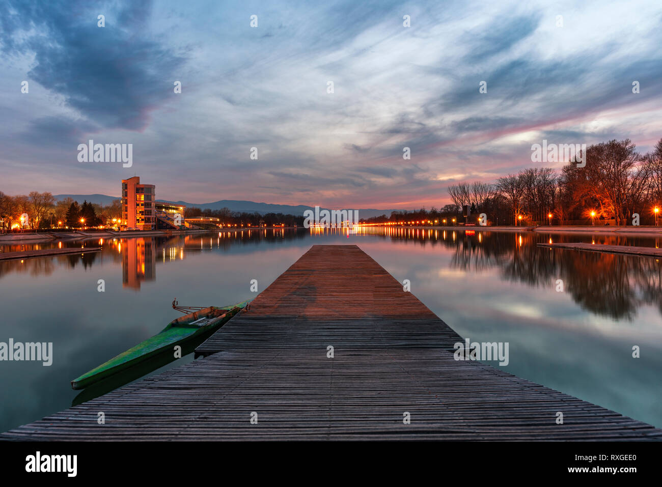 Sonnenuntergang über Rudern Kanal in Plovdiv Stadt - Europäische Kulturhauptstadt 2019, Bulgarien, Europa. Pier mit Boot vor. Stockfoto