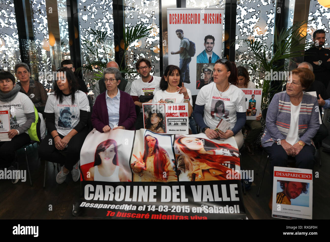 Die Angehörigen der vermissten Personen gesehen werden Plakate und Banner in den Anlass. Die Europäische Stiftung für vermisste Personen QSDGlobal organisiert einen informativen Frühstück für Paco Molina, der seit 2015 vermisst wurde. Stockfoto