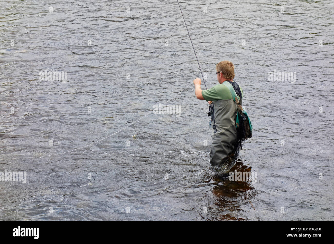 Fischer fischen im Fluss Ness in Inverness, Schottland Großbritannien Stockfoto
