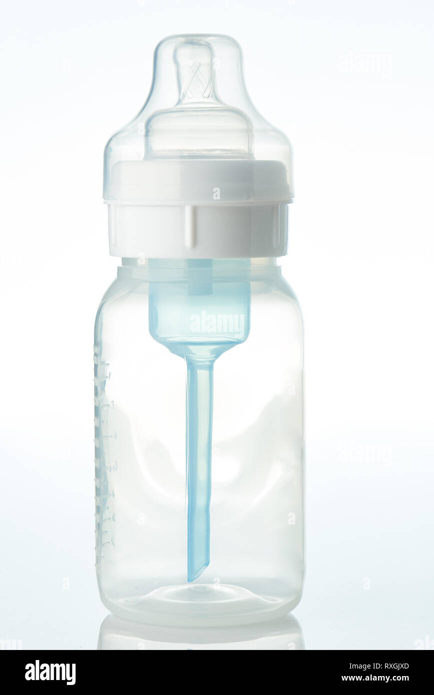 Sauber Baby Milch Flasche auf weißem Hintergrund Stockfoto