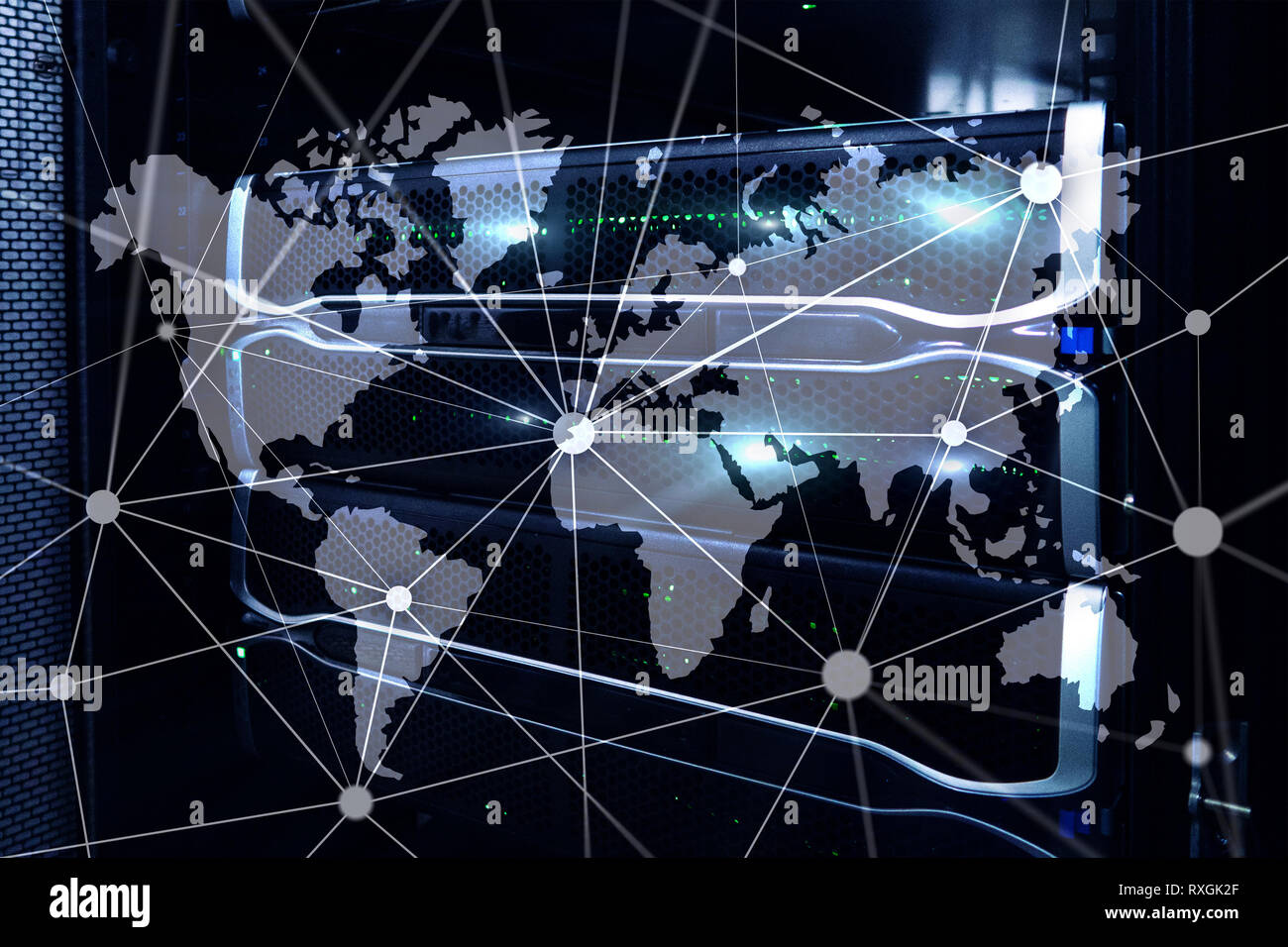 Weltkarte mit Kommunikation Netzwerk auf dem Server zimmer Hintergrund. Stockfoto