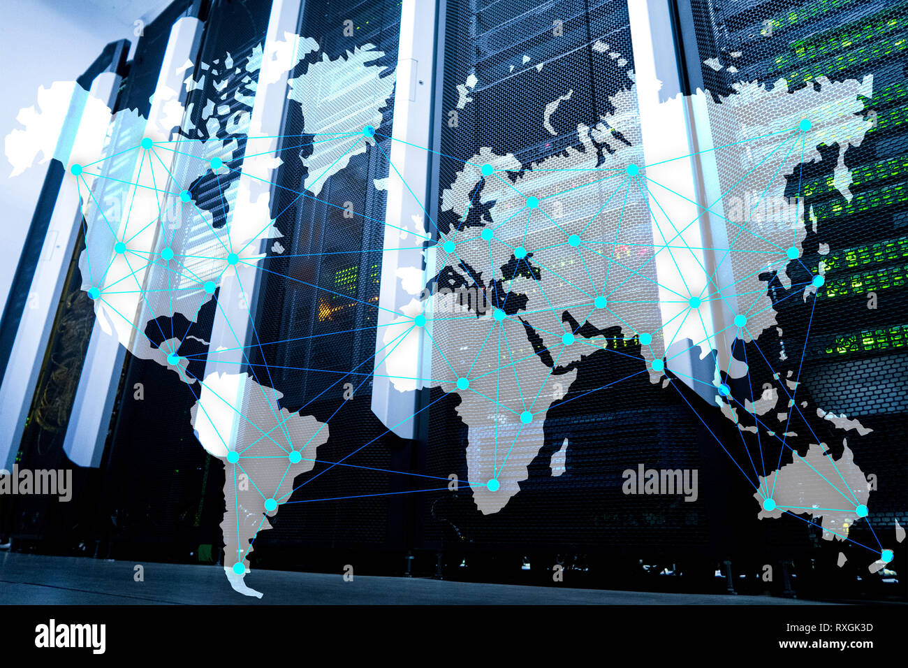 Internet und Telekommunikation Konzept mit Weltkarte auf serverraum Hintergrund. Stockfoto