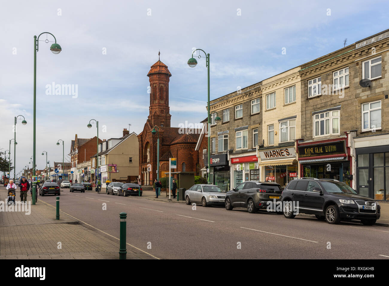 Blick entlang Shirley Road 2019 in der Shirley Bezirk von Southampton mit dem Hl. Bonifatius Katholische Kirche im Hintergrund, Southampton, England, Großbritannien Stockfoto