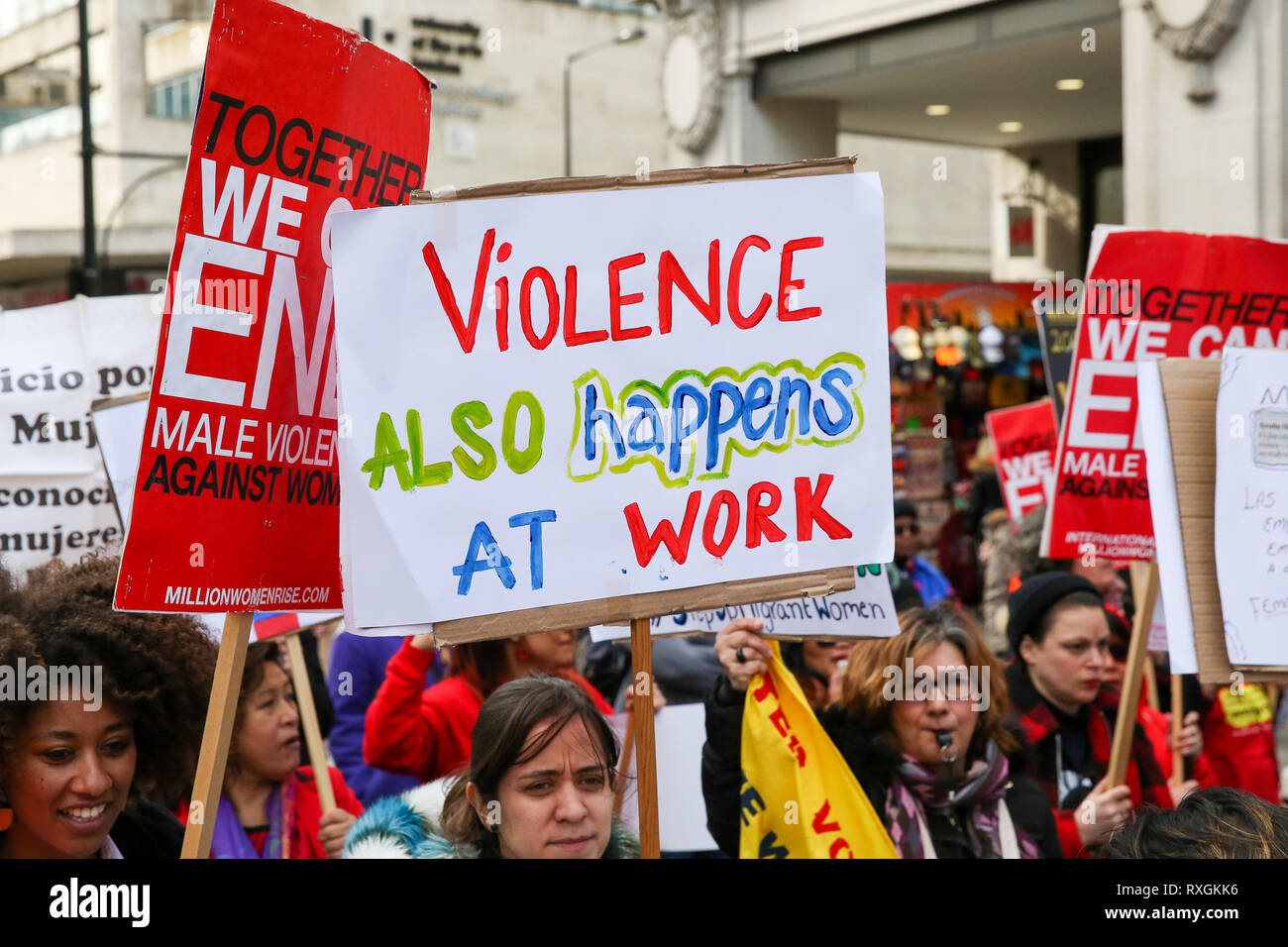 Frauen sind mit Plakaten in den Millionen Frauen steigen März in London gesehen. Tausende von Frauen gesehen, die an den 11. Jahrestag der Millionen Frauen gegen geschlechtsspezifische Gewalt in Central London. Das diesjährige Thema ist "Niemals vergessen", in Solidarität mit den Frauen, die Opfer von Gewalt wurden und in Erinnerung an diejenigen, die getötet worden sind. Stockfoto